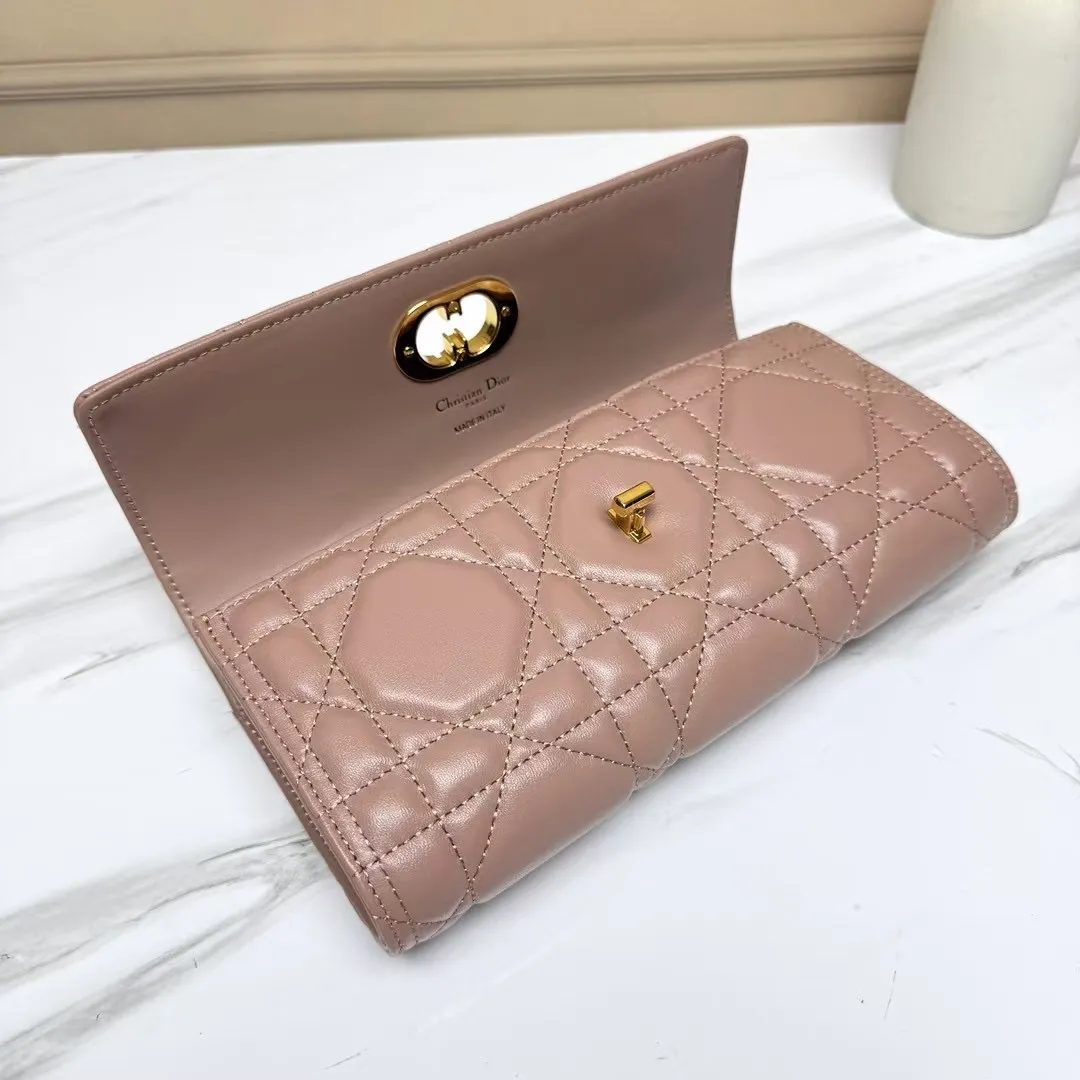 💰205包邮‼️ CE 秋冬系列新品TEEN LOLA 登场 ✅奶昔好物推荐 📖 凯旋门家族又一封神作、黑金handle case 上线🈺 斜跨肩带🉑️延长至57cm,手柄设计拎起来非常千金感✴️ 恰到好处的精致感,小巧又实用,堪称造型王者 秋冬衣櫉必备 尺寸:22*11*5cm