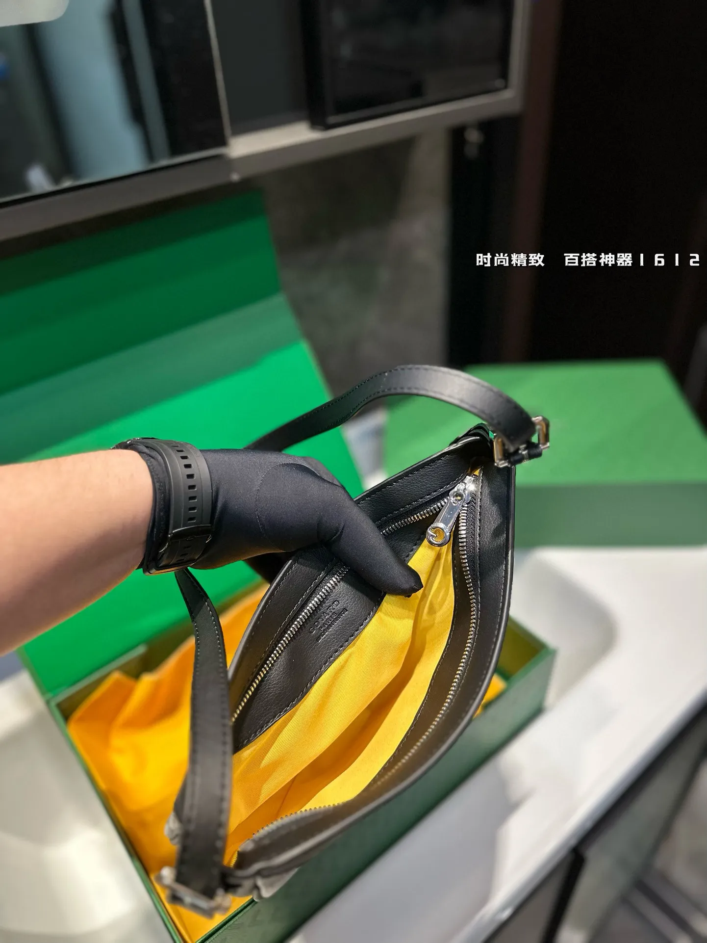 ❤️p185（礼盒包装）❤️ 拥有新包就拥有好心情！Goyard燕子包简单的穿搭永远不过时，舒服随性耐看！搭配一只棕色 goyard，点亮一下整体造型，秋冬配棕色实在太好看了！入手最近新出的goyard 燕子包，实物太美丽了！容量也十分乐观，可装下兩伞钱包粉饼口红等，肩带可调节，背法多样，可单肩可斜背可腋下！果然是一只实用又时髦百搭的包！！！尺寸23 16cm