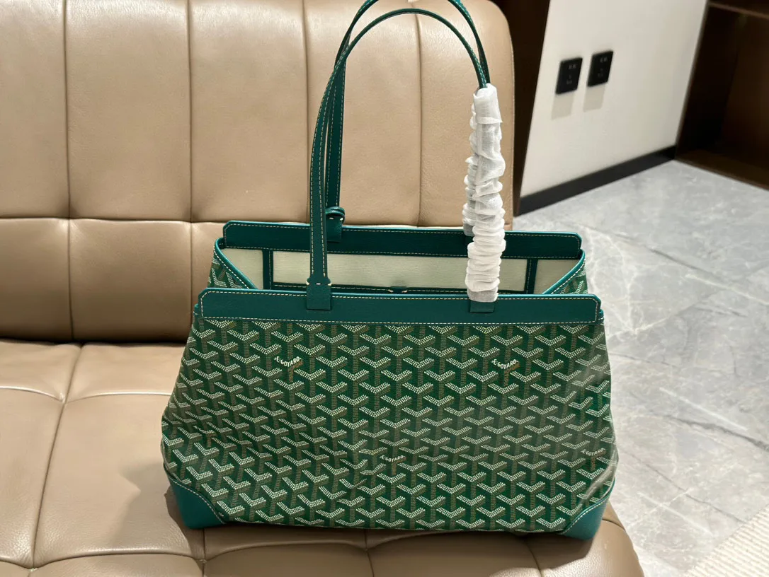 戈雅购物袋 p180 goyard Bellechasse Biaud通勤包白领金领必备款哦 通勤包，有型又轻便 内部底部附有底板，有支撑力, 并且是唯一-- 款自带包夹的款式36&times;26无盒