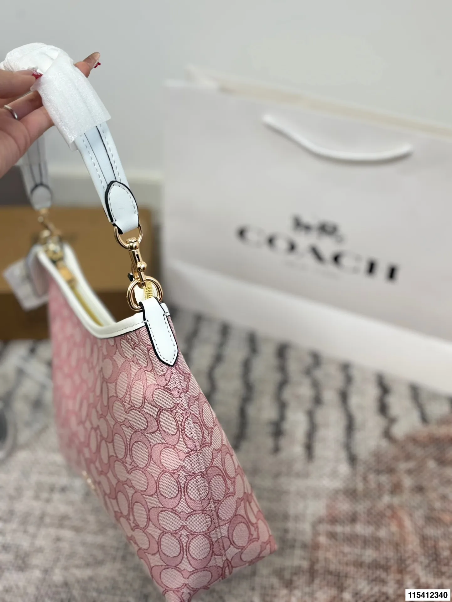 p150 配礼盒 蔻驰托特包,除了好看还是好看,托特包造型简单又好用关键是超好看,轻便,缤纷又结实。分分钟成为街上最具回头率的时尚单品!尺寸:29.21