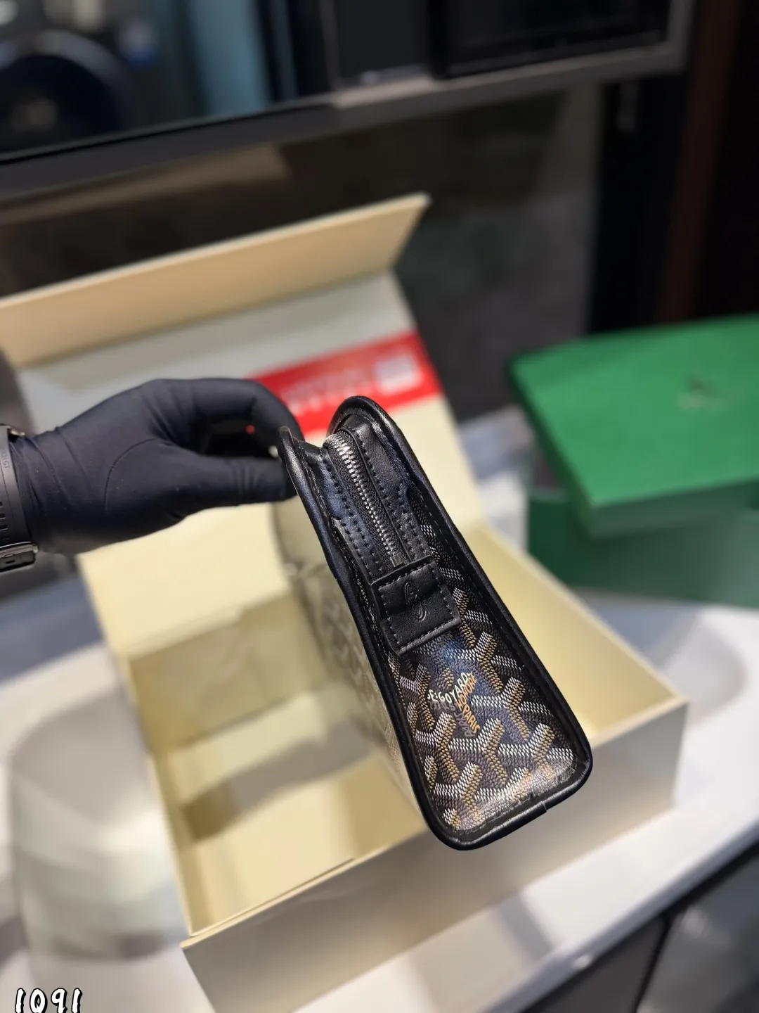 ❤️P125(礼盒包装)❤️ 戈雅 GOYARD 手包男生女生🉑️用!上身效果绝绝子~日常非常好搭配哦~男生女生都可以入手!尺寸:25 19