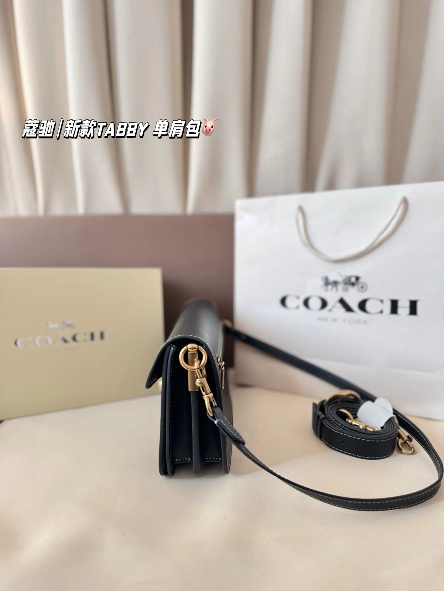 P195 配折叠盒 新罗蔻驰|新款TABBY 单肩包 本季的 Tabby 包 真的绝了！ 触感柔软到上头～ 采用 Natural Grain 自然纹路皮革， 皮质更薄、更软，垂坠感特别自然， 背起来就是那种很松弛又很酷的 随性氛围感，真的太飒了！ 这次推出的全新配色也超级适合秋冬， 低调高级、耐看又显气质。 属于那种越看越上头的颜色！🍂✨ 尺寸26*14