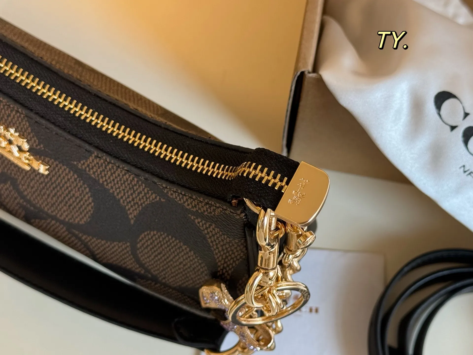 P140(折叠盒) size:23×13 COACH 蔻驰最🔥Teri腋下包💕 复古风,颜色配色超美的❗️ 腋下斜挎包颜值真的绝绝子👍 低调又大气,时髦又百搭! 简简单单的高级感十足✅