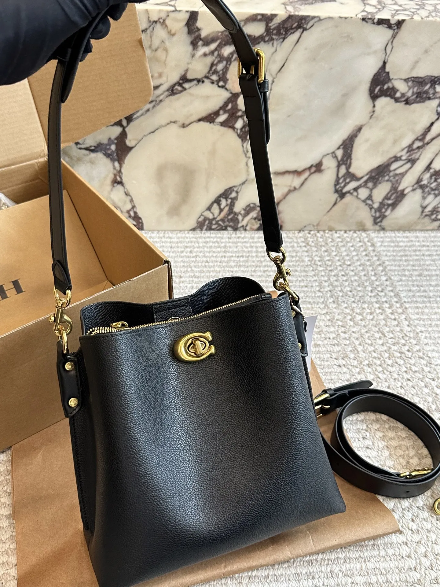 p170 蔻驰Coach|经 典耐看的比入款水桶包 @Coach蔻驰Willow Bucket水桶包 蔻驰入门款，经典耐看 搭配通勤，休闲搭配，精致裙装 容量可收纳小防晒伞，补妆用品 充电宝，车钥匙。，手机圃 米白色包包搭配奶茶色肩带简约不失搭配层次感的经典款23&times;22