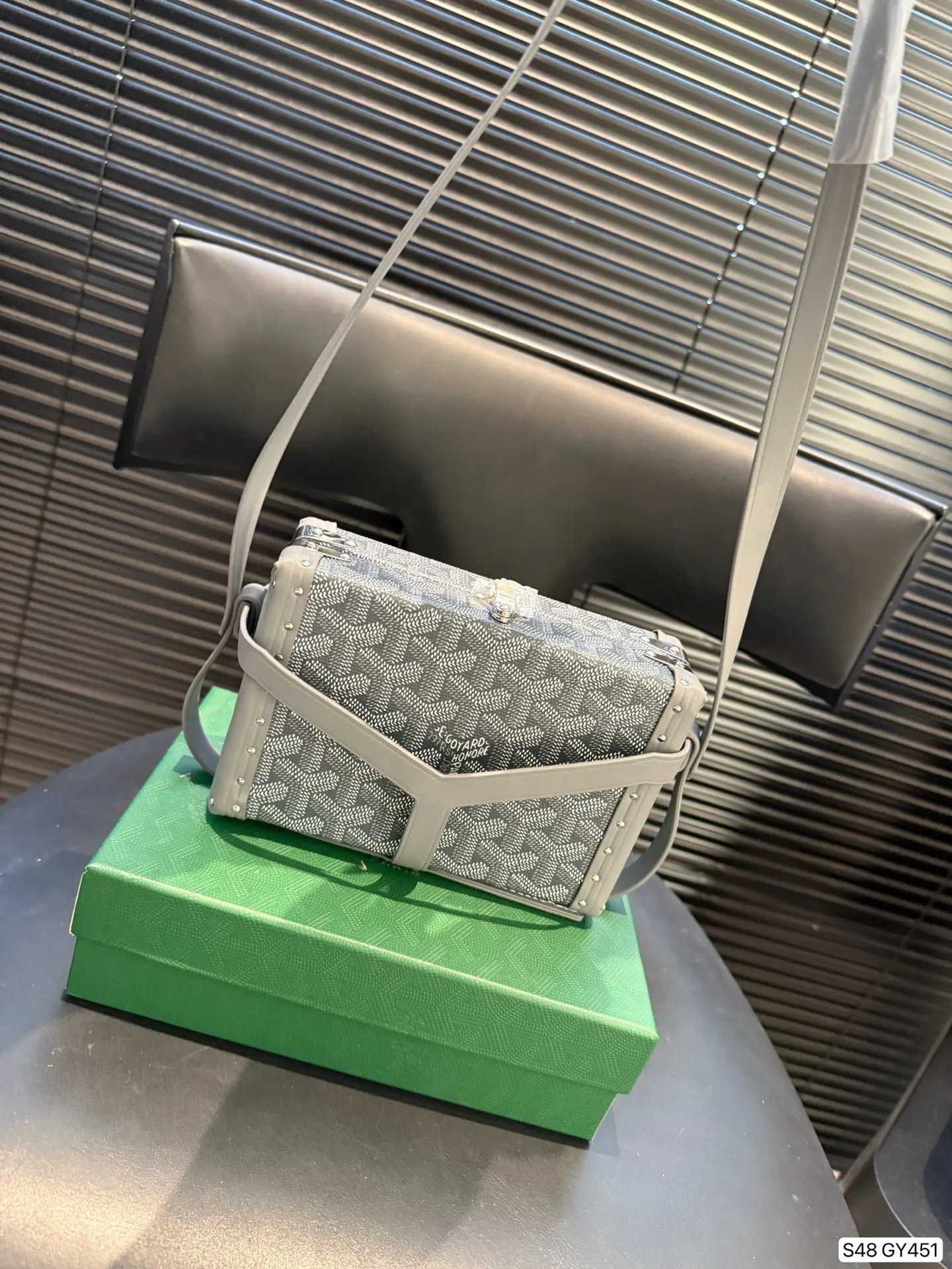 P290 戈雅配盒子极致奢华Goyard银色Mina 硬箱 时尚冷色调 限定银色款 可以斜挎的小硬箱 打造您的时尚搭配 日常出街吸引人的斜挎硬箱包 专属工匠的制作完成签名 日期。 Mina极致奢华硬箱 传承经典硬箱工艺 特别金属银色,特别彩绘3Y字母 出街造型一把手 打造时尚look 精致小巧 男女都可 尺寸16.5 11 货号GY451