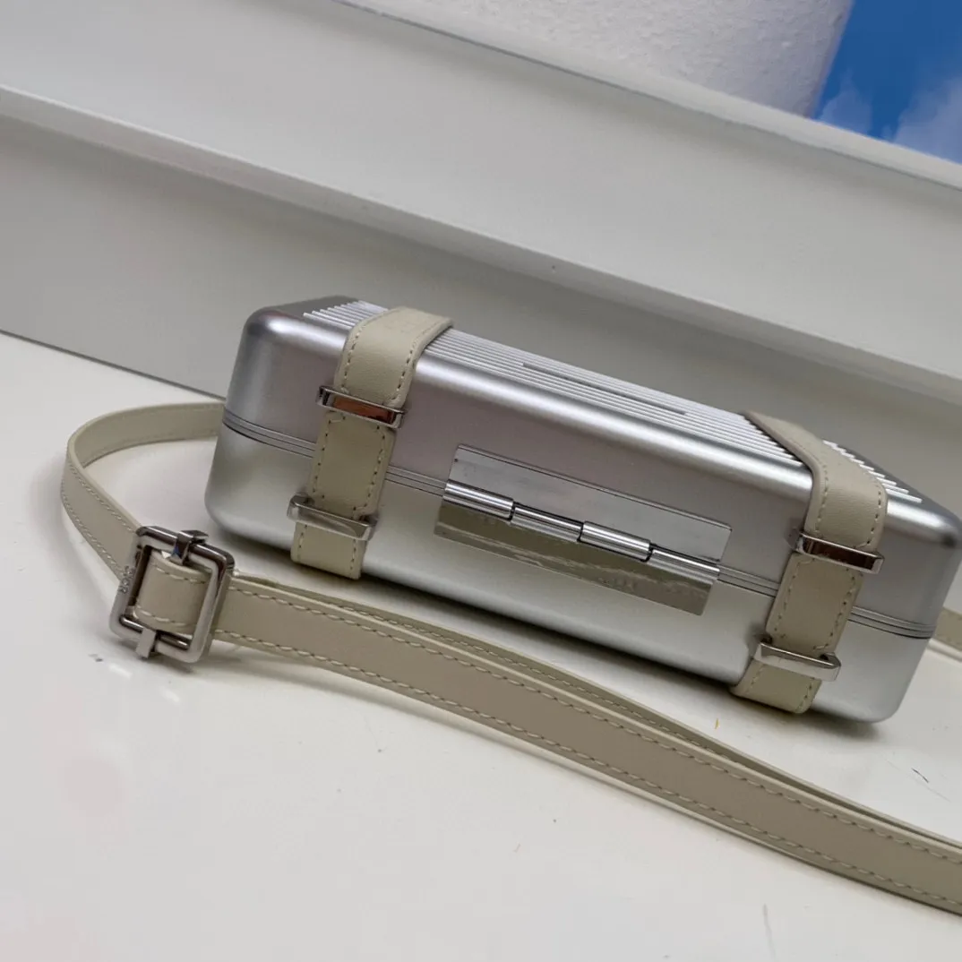 💰230包邮‼️DIOᖇ🎉🎉 (配全套包装) RIMOWA 联名限定款小行李箱子包来啦!自从Rimowα被巨头收购,感觉档次又提高了一个度,尤其是实物小盒子采用了RIMOWA标志性的磨砂质感的铝制凹槽设计 搭配oblique图案。实物细节设计更高级得没话说,尤其是外壳!有三个隔层,一个拉链零钱袋,还有6个卡位,可以放大手机,看起来不大容量却很足呀,斜挎和手拿都很OK~ 联名款的包设计风格很独特,男生背超级带感,女生背也很帅! A926# 13.5x20x6.5cm