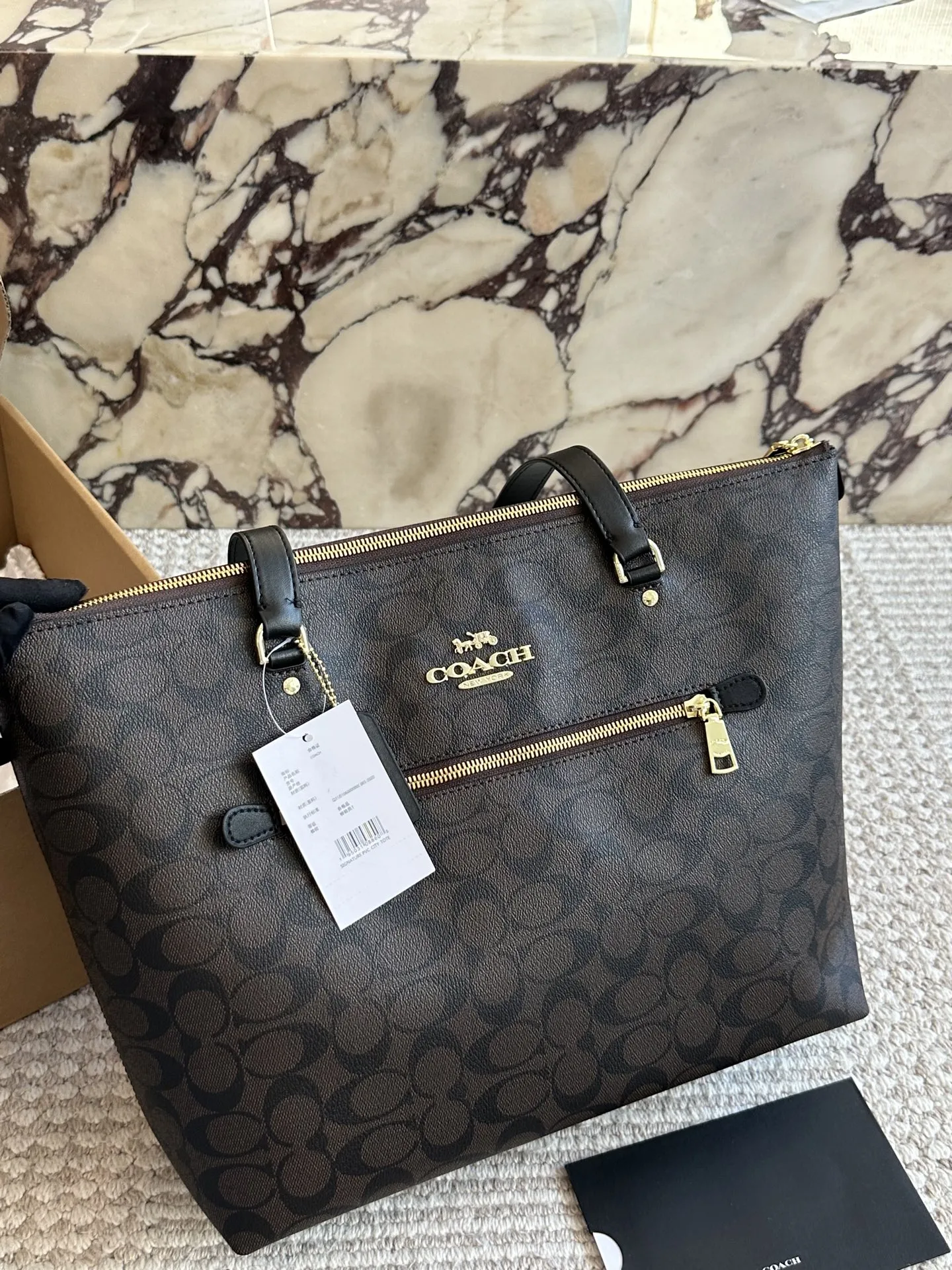 ¥160 配盒 ✈️飞机盒 size:33 28cm c家 单面拉链款托特包/购物袋 大爆款 分分钟断货! 搭配不同衣服 一年四季都可以用! 搜索🔍coach 购物袋