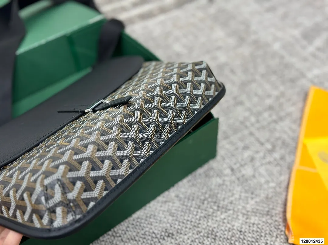 P165 配折叠盒子 戈雅邮差包 作为一个女生,每次出的男包都好看到我想拥有!它是一只扁身邮差哦,包包肩带的扣子是在包身背面的所以斜挎起来时更贴合身体骑行爬山背它也完全OK真的一点都不累赘 尺寸:32 26 货号440