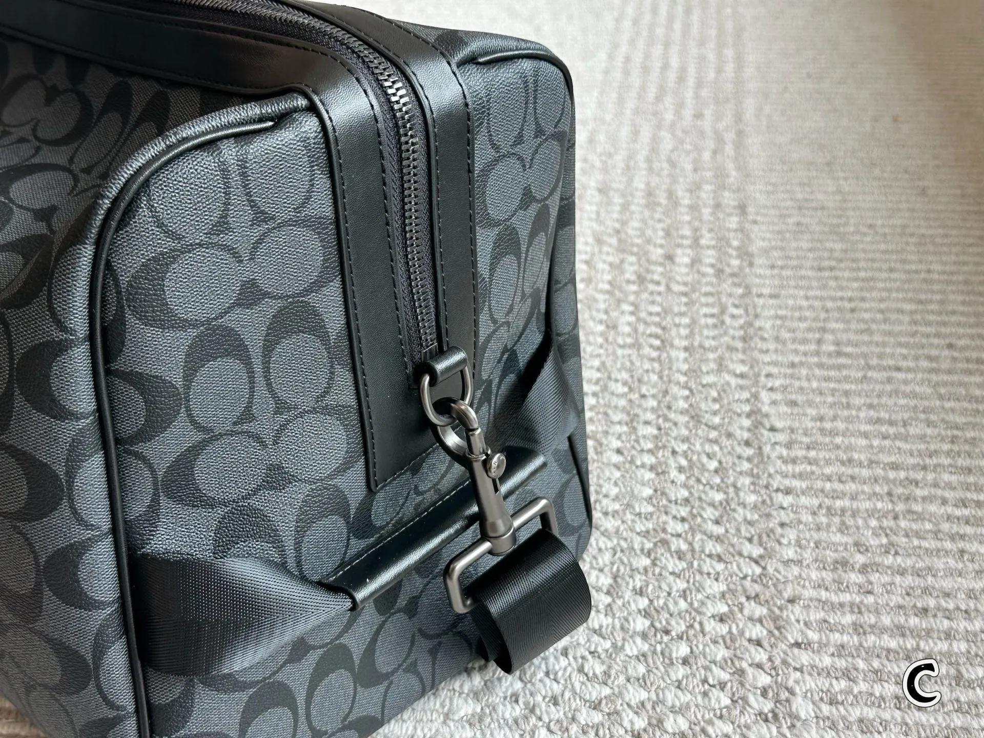 p180 男士必备COACH蔻驰旅行包 COACH蔻驰旅行包,通体采用PVC帆布涂层的材质,这种材质非常的耐磨、耐用,并且非常耐脏,非常适合我们用于健身或者短途的出差的使用,不但可以让自己的造型加分,功能性也很好同时还配备了长肩带,手拎、斜挎、单肩都是可以的,满足我们不同的一个着装 需求。#coach包包 45厘米