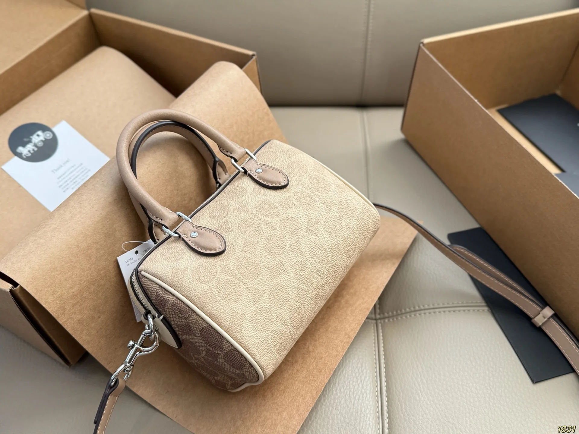 &yen;150飞机盒 coach蔻驰枕头包 经典设计 时尚百搭 容量是真的可 可手提 可斜挎 上身绝美 尺寸 17 12