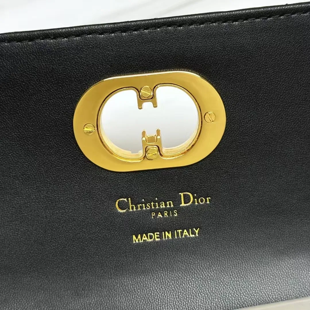 💰205包邮‼️ CE 秋冬系列新品TEEN LOLA 登场 ✅奶昔好物推荐 📖 凯旋门家族又一封神作、黑金handle case 上线🈺 斜跨肩带🉑️延长至57cm,手柄设计拎起来非常千金感✴️ 恰到好处的精致感,小巧又实用,堪称造型王者 秋冬衣櫉必备 尺寸:22*11*5cm