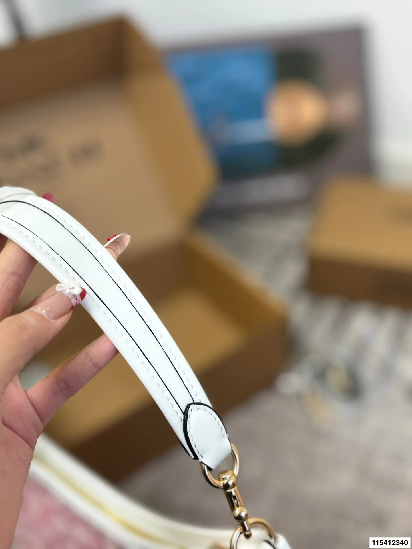 p150 配礼盒 蔻驰托特包，除了好看还是好看，托特包造型简单又好用关键是超好看，轻便，缤纷又结实。分分钟成为街上最具回头率的时尚单品！尺寸：29.21