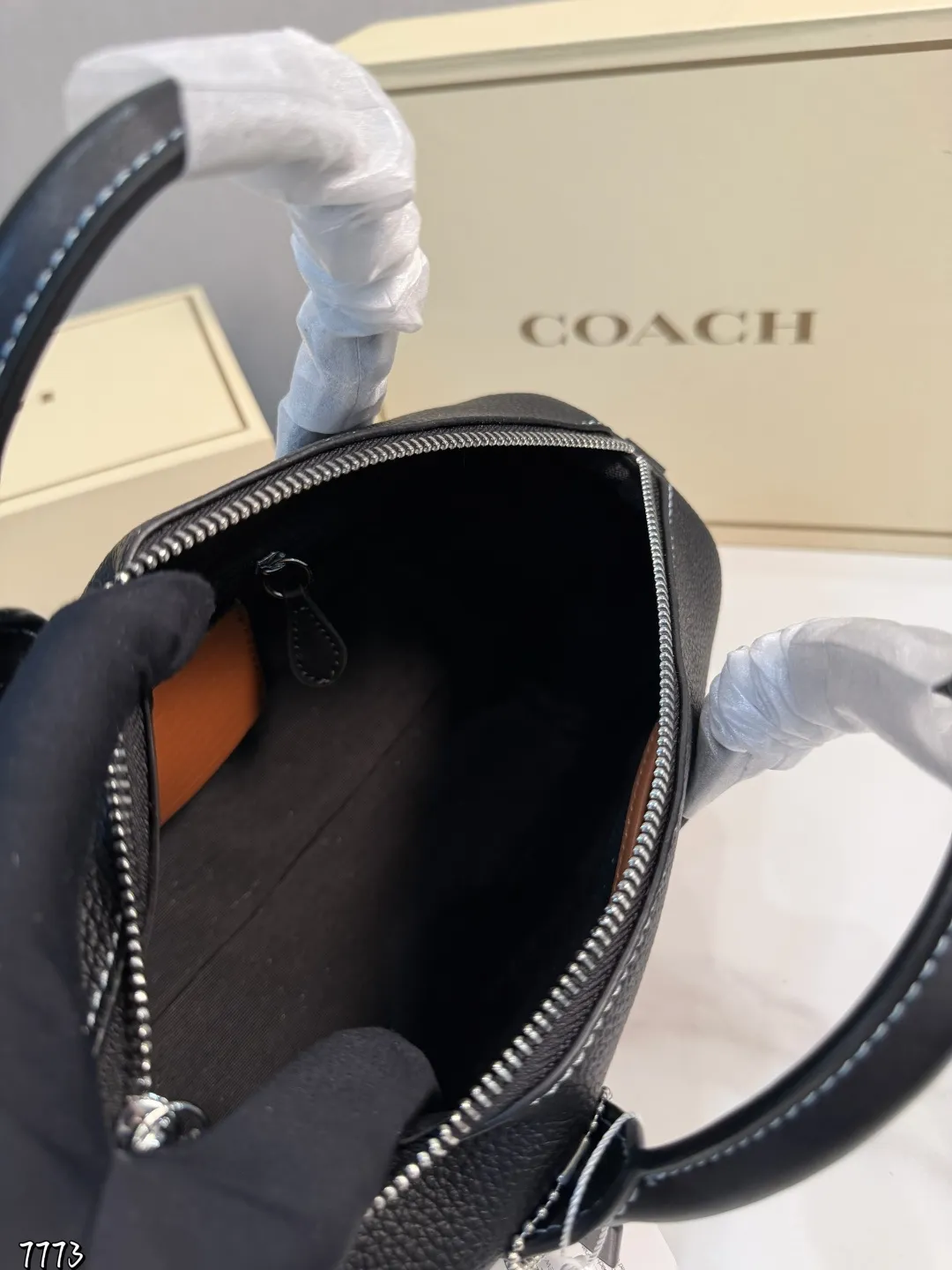 ❤️p160❤️ coach蔻驰枕头包手提包 经典设计 时尚百搭可手提 可斜挎 上身绝美 尺寸25.15cm