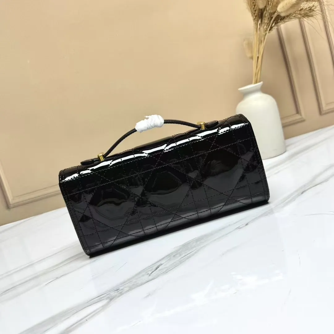 💰205包邮‼️ CE 秋冬系列新品TEEN LOLA 登场 ✅奶昔好物推荐 📖 凯旋门家族又一封神作、黑金handle case 上线🈺 斜跨肩带🉑️延长至57cm，手柄设计拎起来非常千金感✴️ 恰到好处的精致感，小巧又实用，堪称造型王者 秋冬衣櫉必备 尺寸：22*11*5cm