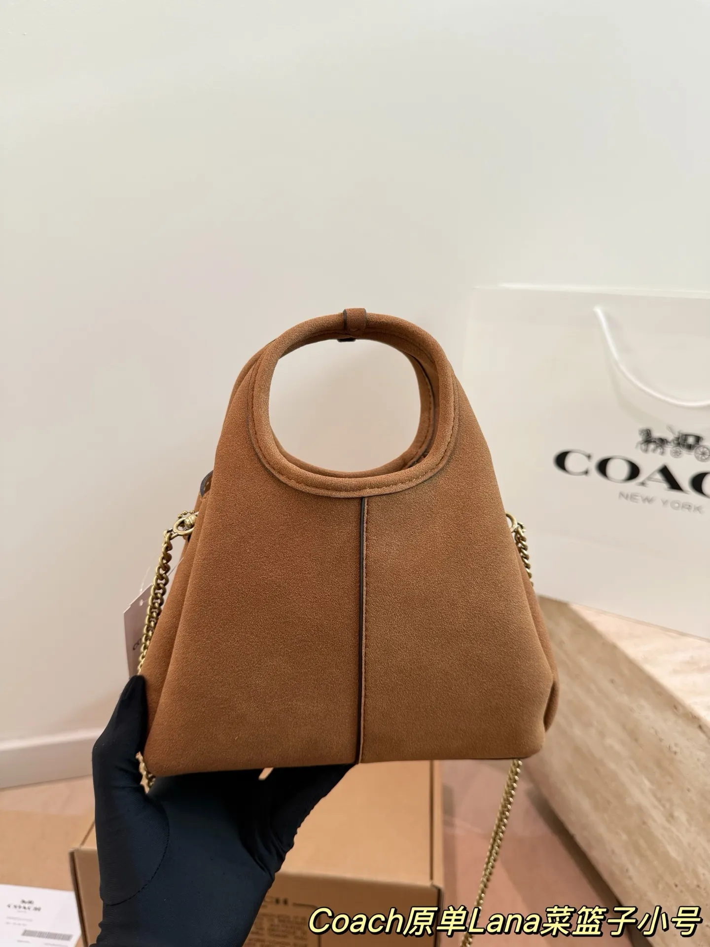 P180 P165 COACH LANA 23号单肩包​​ 👜COACH LANA 23号单肩包，荔枝纹头层牛皮，手感柔软耐用，浅灰调超百搭，通勤休闲都能轻松驾驭✨。小巧尺寸，手提斜挎随心切换，内部隔层方便收纳手机、钥匙、口红等日常小物。金色C字Logo点缀，低调又有辨识度，简约优雅风格，秋冬大衣、针织衫都能轻松搭配，实用又时髦！ 尺寸23cm16cm