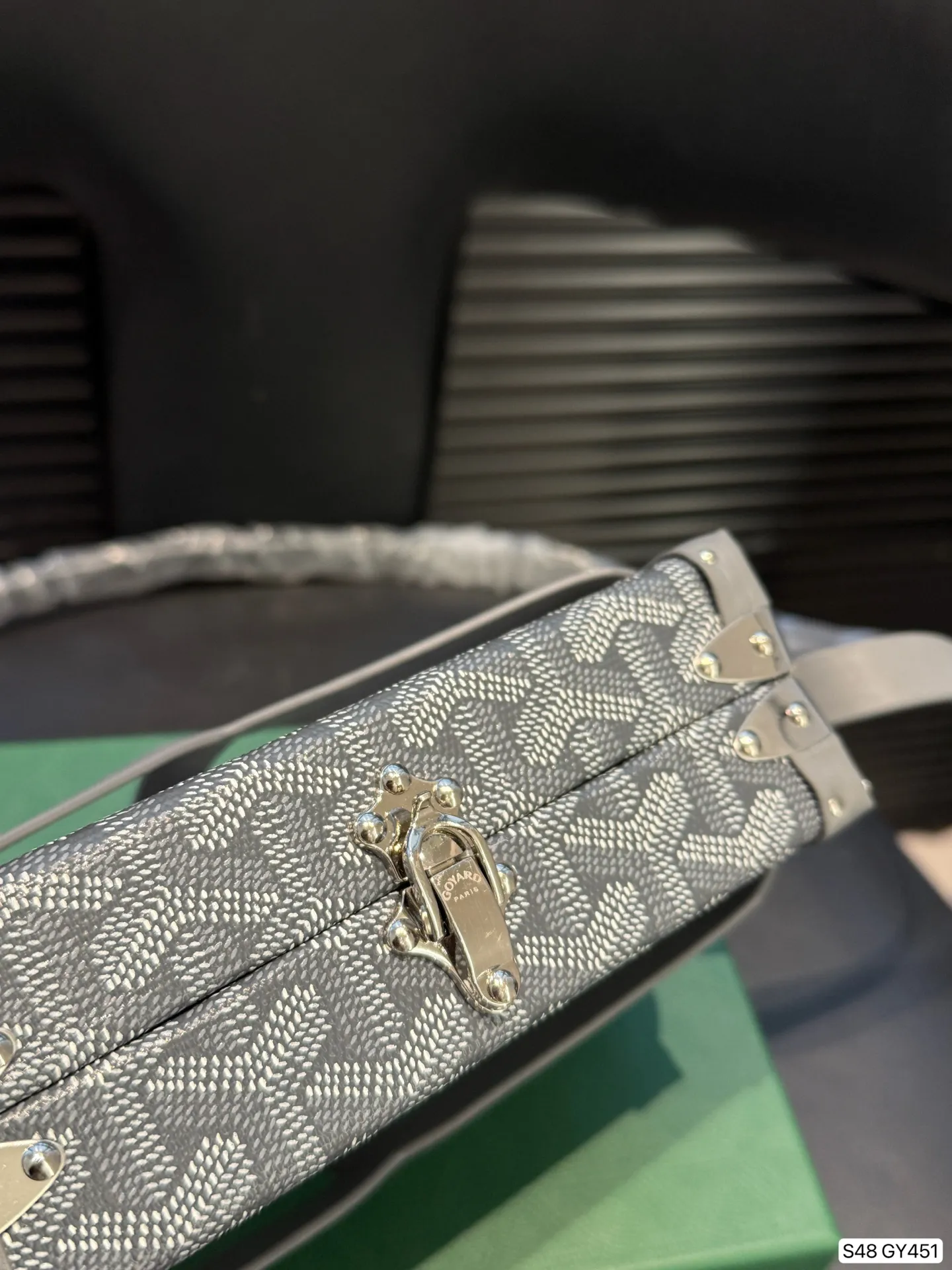 P290 戈雅配盒子极致奢华Goyard银色Mina 硬箱 时尚冷色调 限定银色款 可以斜挎的小硬箱 打造您的时尚搭配 日常出街吸引人的斜挎硬箱包 专属工匠的制作完成签名 日期。 Mina极致奢华硬箱 传承经典硬箱工艺 特别金属银色,特别彩绘3Y字母 出街造型一把手 打造时尚look 精致小巧 男女都可 尺寸16.5 11 货号GY451