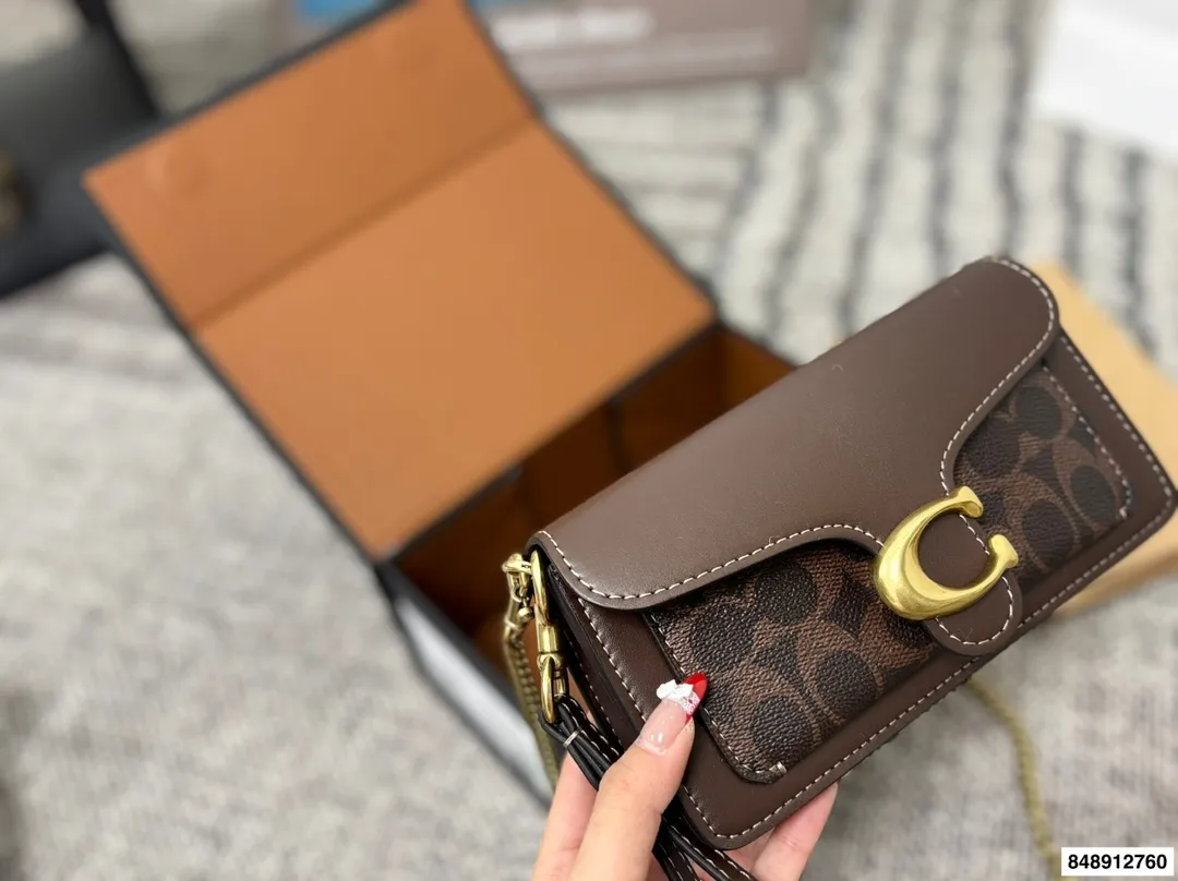 p190配礼盒🎁 coach.蔻驰酒神包新款𝘾𝙤𝙖𝙘𝙝-𝙏𝙖𝙗𝙗𝙮 这次的颜色搭配简直了 神仙配色！颜值又高又百搭 手提斜挎多用 蔻驰酒神！可爱又能装！手提斜挎都好看！尺寸：20*6*11cm