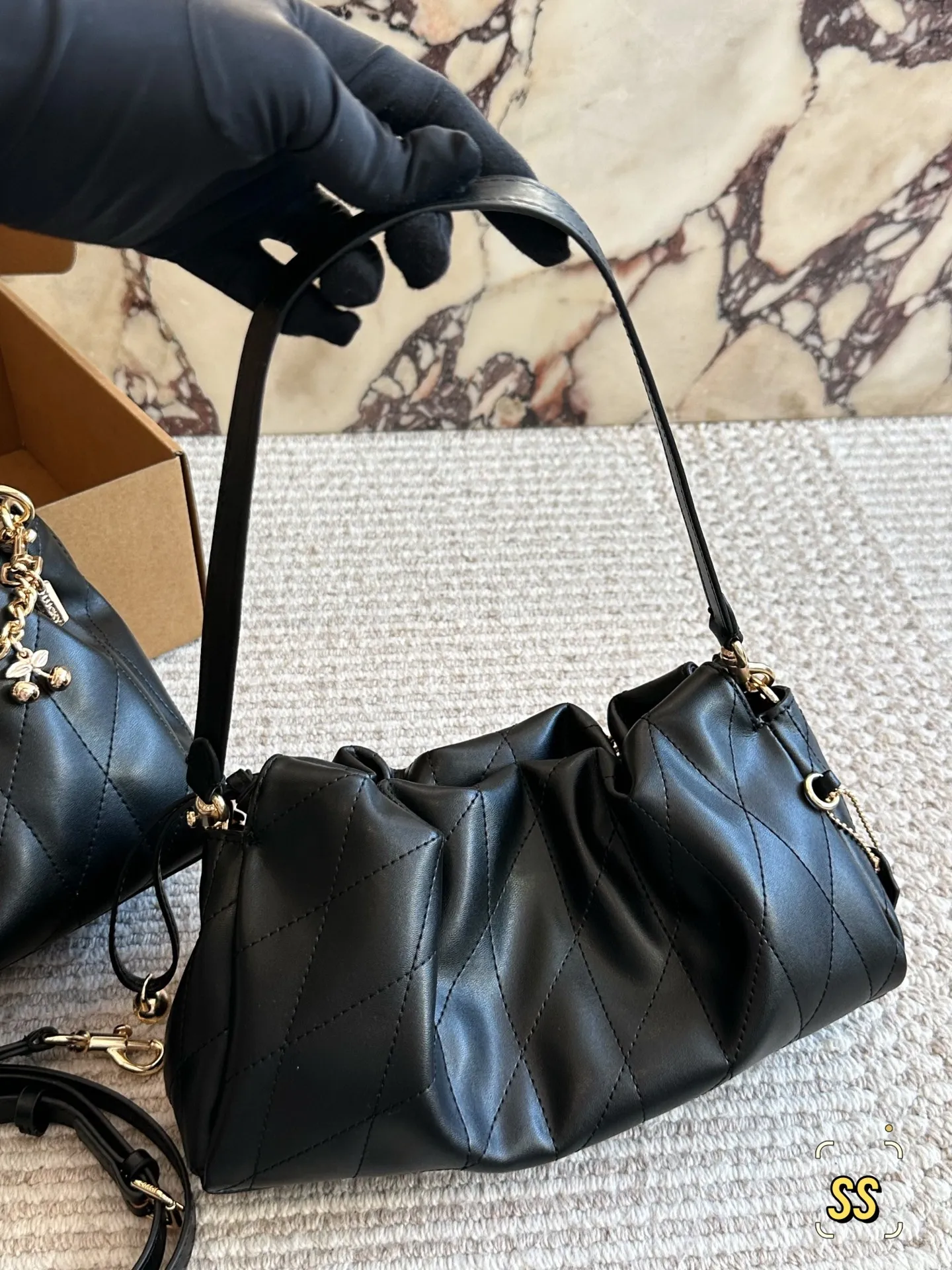 横版💰155、竖版💰160 圣诞礼物🎁云朵包软糯羊皮绗缝太戳心💘 姐妹们！Coach这次的新款Faye云朵包真的绝了！一上手就忍不住来分享✨ 迷你尺寸也太可爱了吧！比想象中能装多了~手机口红粉饼通通塞进去还有空间，日常出街完全够用。最惊艳的是全羊皮材质，摸起来像云朵一样软fufu的～手感绝绝子！ 高级感满满的绗缝工艺让整个包立体感up⬆️，光线下一照还有细腻的光泽。链条可以调节长短，单肩斜挎都好看，冬天配大衣简直气质爆棚！ 奶油白温柔到不行，同款还有黑色/焦糖色也超百搭。重点是不会像小羊皮那么娇气，耐磨度意外能打！横版23*18/竖版28*16