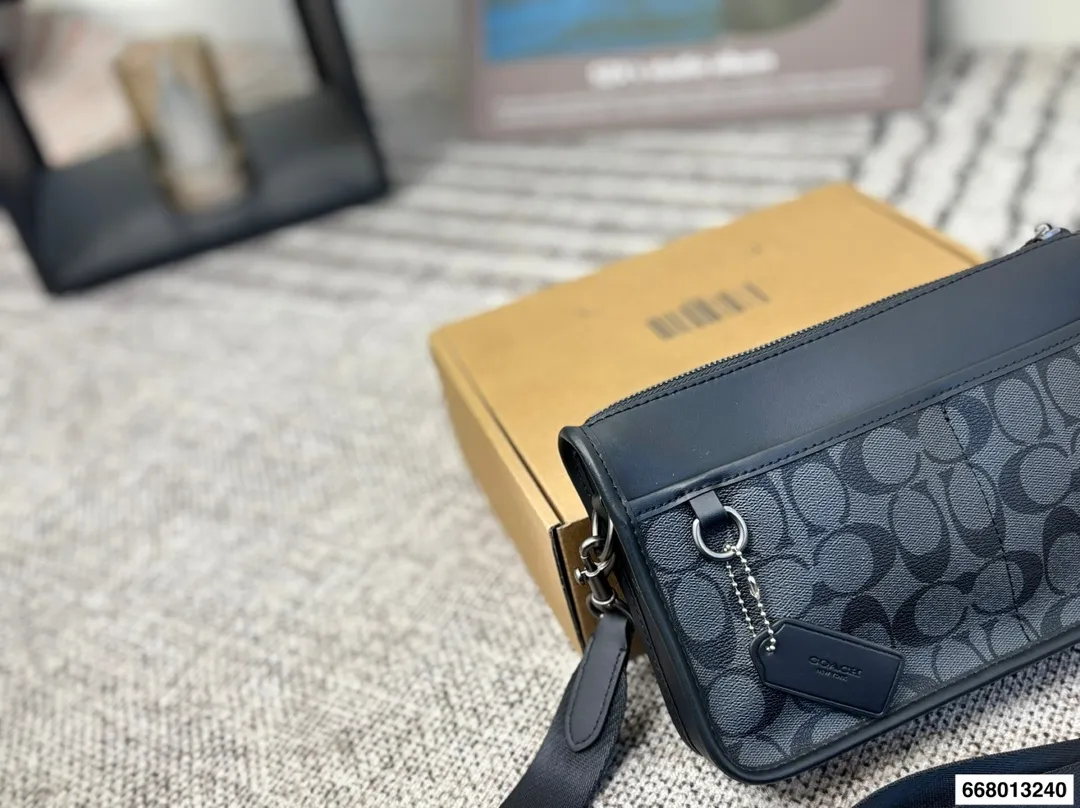 p140配礼盒 Coach男士相机包 拉链斜挎包 也可以拆掉肩带当手包 也可以背在胸前当胸包 多种背法 尺寸24.15