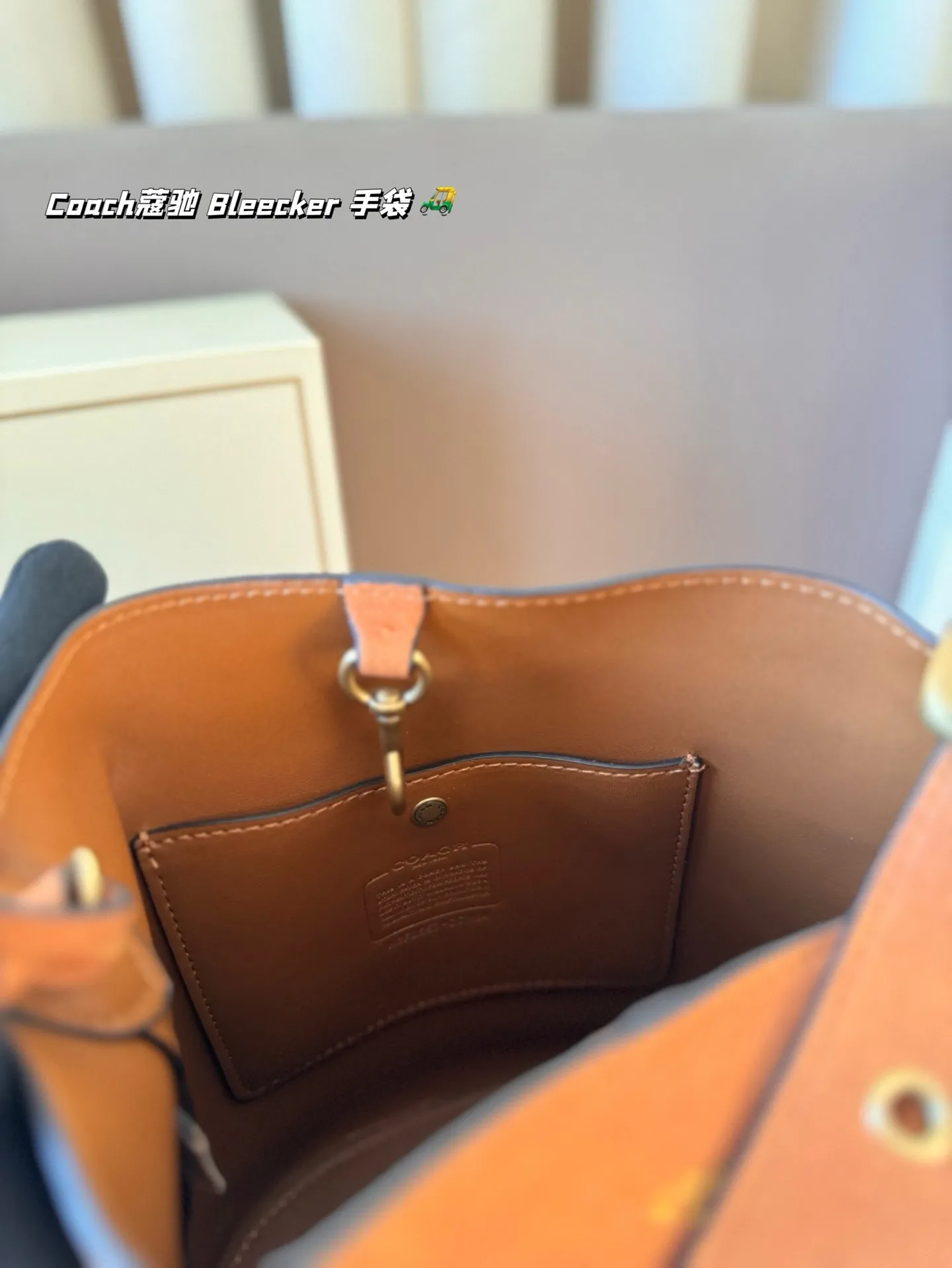 P155 Coach蔻驰| Bleecker 手袋 背上 Coach Bleecker手袋超柔软鞣制皮革质感满满简约百搭还什么都能装下 上班通勤也要处处保持时髦愈 尺寸 20*22