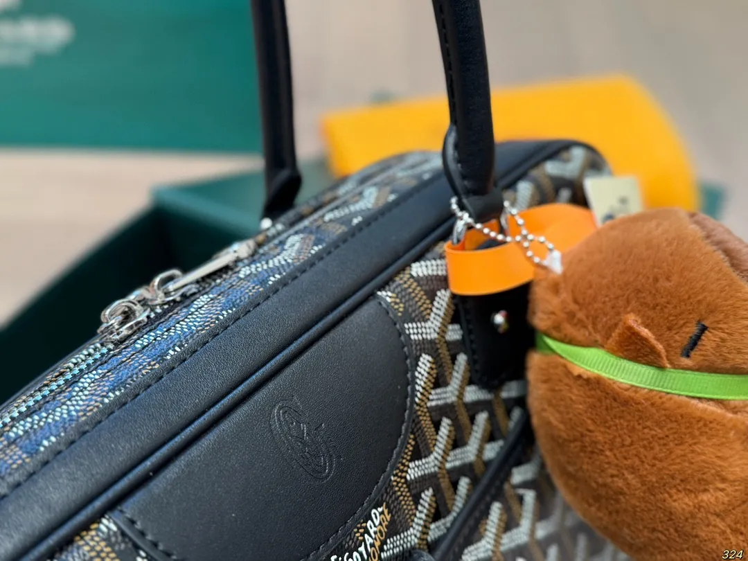 &yen;180折叠盒 Goyard 戈雅新款腋下包 保龄球包轻奢百搭，时髦百搭✔️ 容量超大☑️ 超级实用～ 谁用谁爱的戈雅通勤潮酷两不误‼️ 尺寸34 17