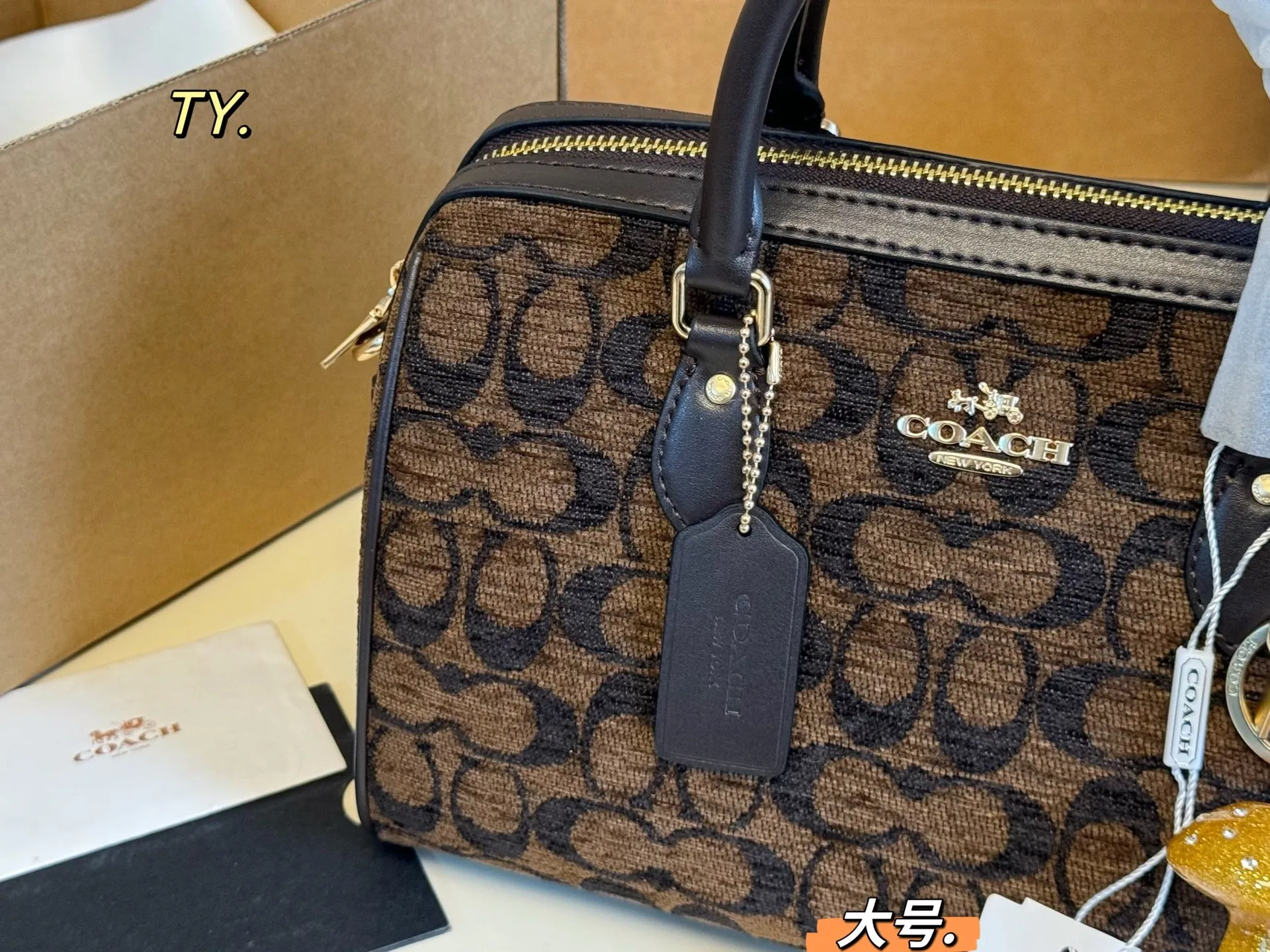 P175 大号（飞机盒➕挂件） size：25&times;16大号 COACH蔻驰雪尼尔Rowan波士顿枕头包❤️ 雪尼尔老花配色，更加精致可爱！ 同时能满足手机和日常出门物品， 小小包身大大容量，非常实用～ 非常百搭，不轻易过时的款式❗️