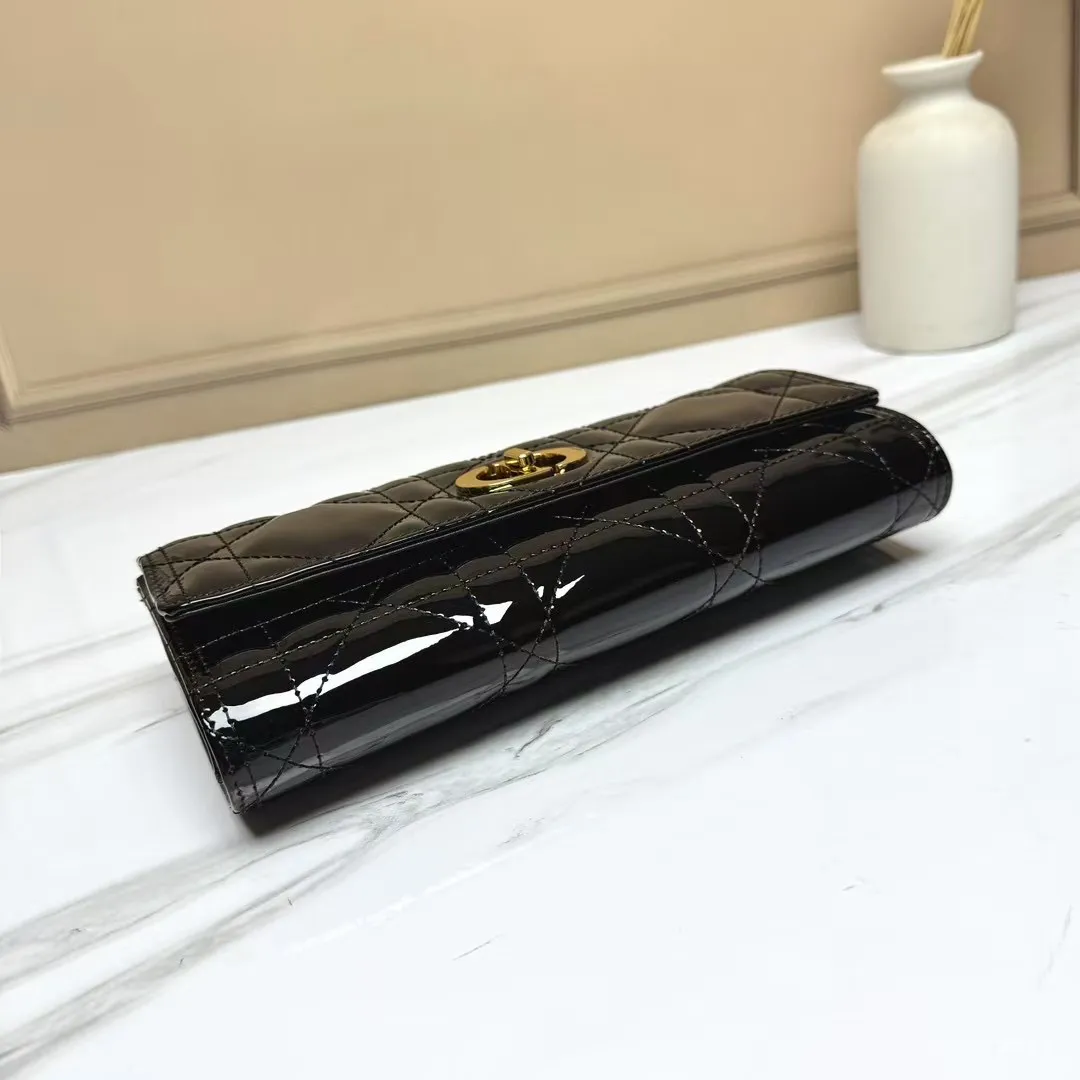 💰205包邮‼️ CE 秋冬系列新品TEEN LOLA 登场 ✅奶昔好物推荐 📖 凯旋门家族又一封神作、黑金handle case 上线🈺 斜跨肩带🉑️延长至57cm,手柄设计拎起来非常千金感✴️ 恰到好处的精致感,小巧又实用,堪称造型王者 秋冬衣櫉必备 尺寸:22*11*5cm