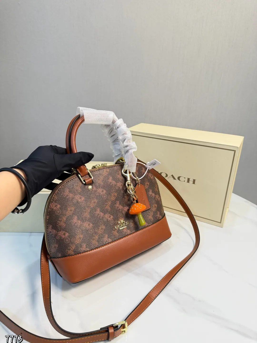 ❤️P165(礼盒包装)❤️ Coach蔻驰贝売包 贝壳作为通勤包,圆润的包身让人觉得与众不同,特别优雅。可以手提可以斜挎的多用设计,大容量的内里空间,爱了爱了。尺寸25*19cm