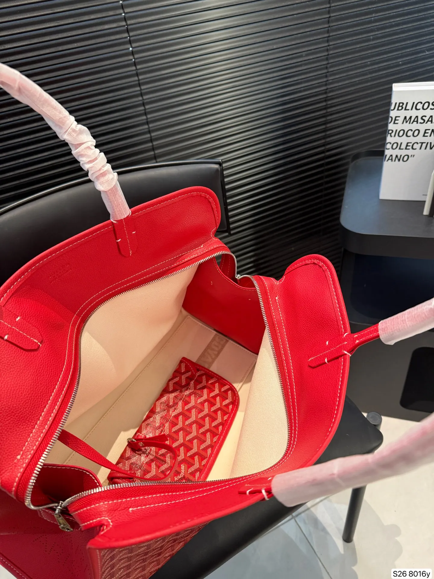 P180 戈雅Goyard Bellechasse 通勤包包王者级别 众手柄长度更长更实用 自重非常轻便能装 这就是 Goyard 包包的魅力 尺寸:41 29 货号8016y