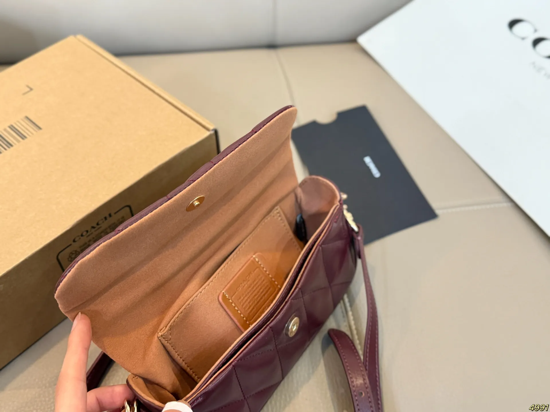 ¥140飞机盒 coach蔻驰法棍单肩包 清新配色 一眼心动 手感柔软细腻 容量满足日常需求 又非常百搭 尺寸:20 10