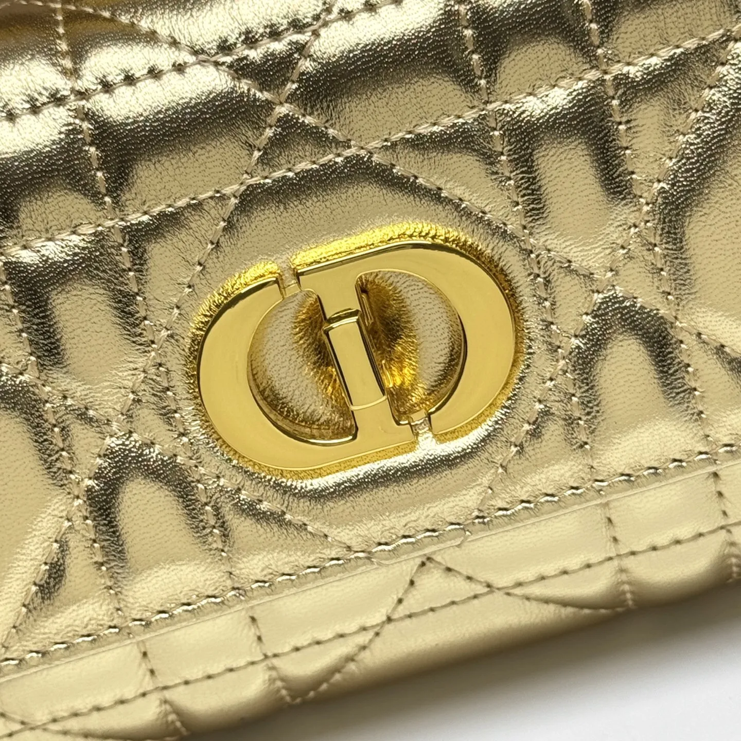 💰205包邮‼️ CE 秋冬系列新品TEEN LOLA 登场 ✅奶昔好物推荐 📖 凯旋门家族又一封神作、黑金handle case 上线🈺 斜跨肩带🉑️延长至57cm，手柄设计拎起来非常千金感✴️ 恰到好处的精致感，小巧又实用，堪称造型王者 秋冬衣櫉必备 尺寸：22*11*5cm