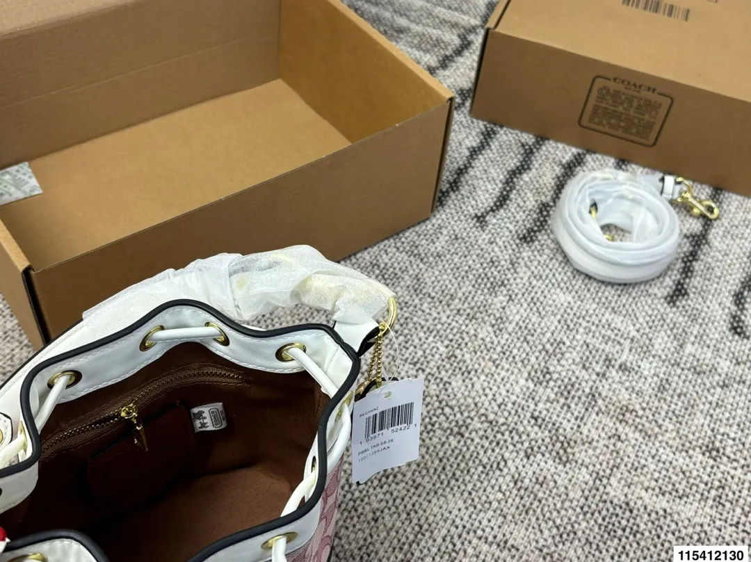 P130 Coach 配盒子 蔻驰水桶包 今天分享的这只包包和以往的水桶包有很大的区别哦 搭配感完全不一样 这只包包会更加淑女一些 采用抽绳系设计 便于开合使用 并且空间非常大 清新夏日 时髦轻便超百搭尺寸18.17