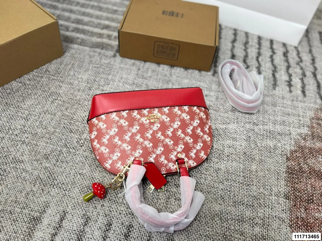 P165配礼盒 Coach蔻驰贝壳包， 贝壳作为通勤包，圆润的包身让人觉得与众不同，特别优雅。可以手提可以斜挎的多用设计，大容量的内里空间，爱了爱了。 尺寸25*19