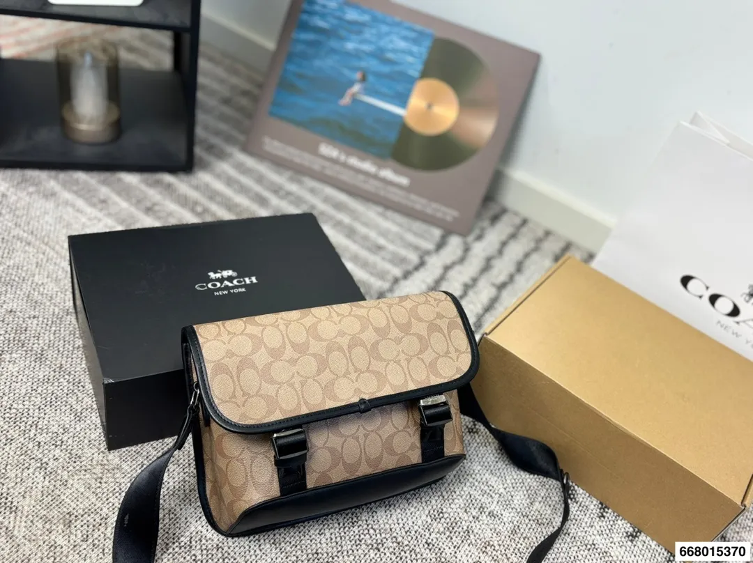 p150配礼盒 COACH男士League二合一混合斜挎包这款二合一混合斜挎包,中性风格,男女皆可背,情侣款组合!肩带句调节长短,单肩,斜挎都可 尺寸28.23