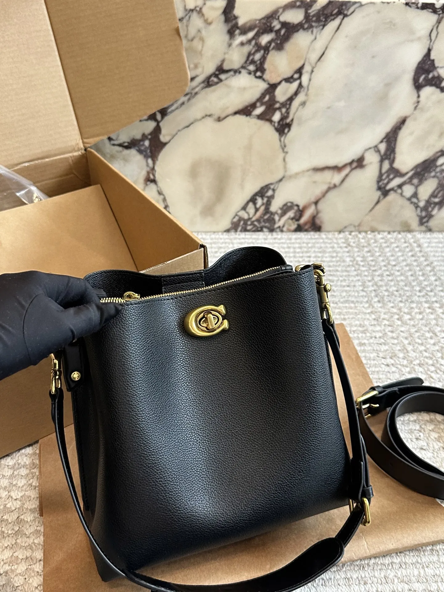 p170 蔻驰Coach|经 典耐看的比入款水桶包 @Coach蔻驰Willow Bucket水桶包 蔻驰入门款,经典耐看 搭配通勤,休闲搭配,精致裙装 容量可收纳小防晒伞,补妆用品 充电宝,车钥匙。,手机圃 米白色包包搭配奶茶色肩带简约不失搭配层次感的经典款23×22