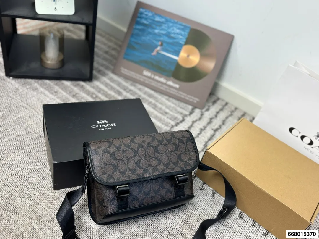 p150配礼盒 COACH男士League二合一混合斜挎包这款二合一混合斜挎包,中性风格,男女皆可背,情侣款组合!肩带句调节长短,单肩,斜挎都可 尺寸28.23