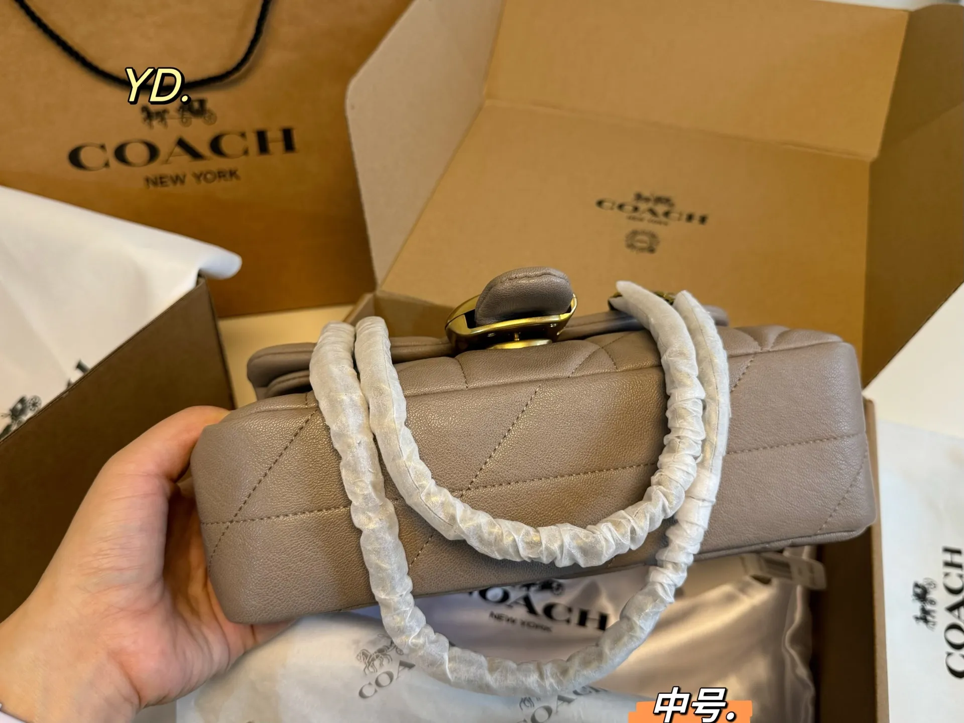 P185 中号（折叠盒） size：26&times;14中号 COACH蔻驰tabby酒神链条包💕 皮质触感软软的很舒服 可以腋下背也可斜挎背 一眼就爱上 甜酷女孩必备❗️