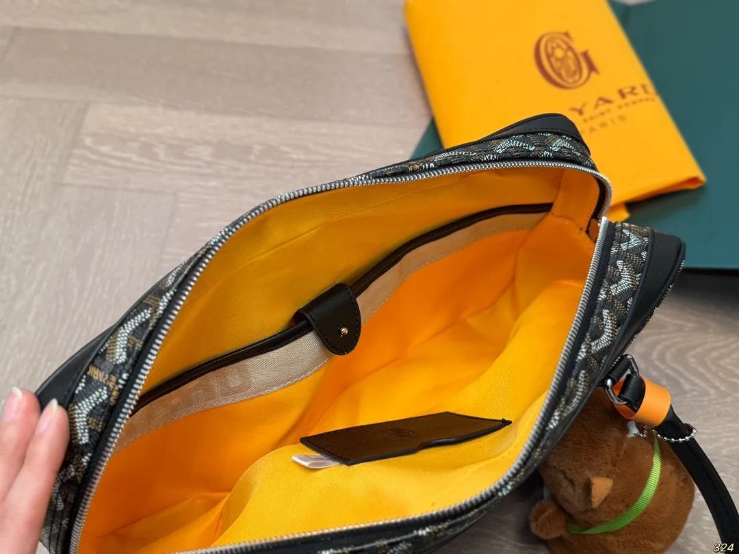 ¥180折叠盒 Goyard 戈雅新款腋下包 保龄球包轻奢百搭,时髦百搭✔️ 容量超大☑️ 超级实用~ 谁用谁爱的戈雅通勤潮酷两不误‼️ 尺寸34 17