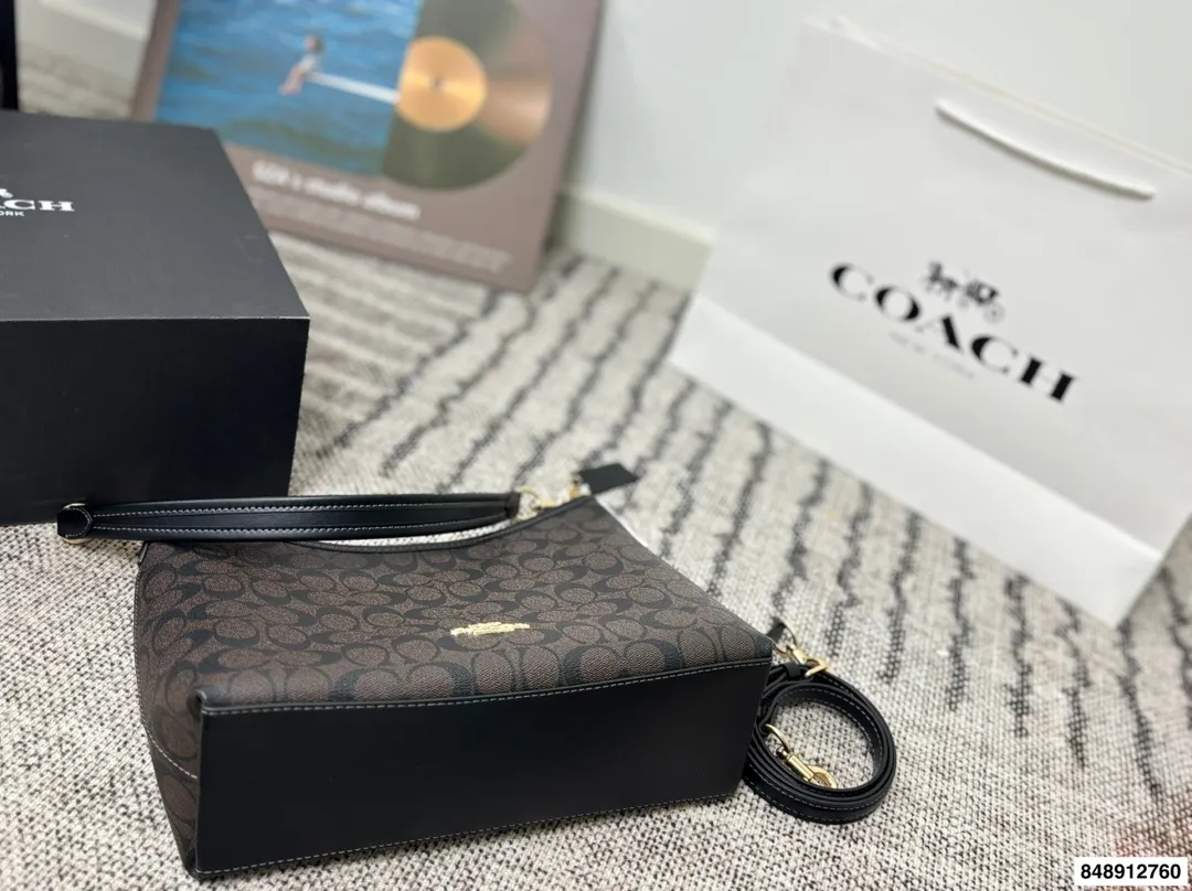 p190 配礼盒 蔻驰 新款laurel流浪包真的绝美 随性慵懒轻松拿捏 一长一短两条肩带 单肩斜挎手提腋下背 都可以随意百搭 内部有带拉链的侧兜可以用来放重要物品！ 尺寸：30*25