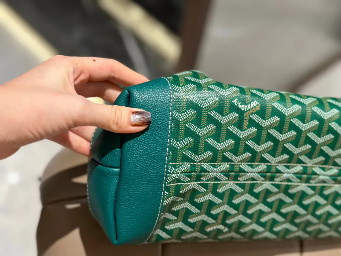 戈雅购物袋 p180 goyard Bellechasse Biaud通勤包白领金领必备款哦 通勤包,有型又轻便 内部底部附有底板,有支撑力, 并且是唯一-- 款自带包夹的款式36×26无盒