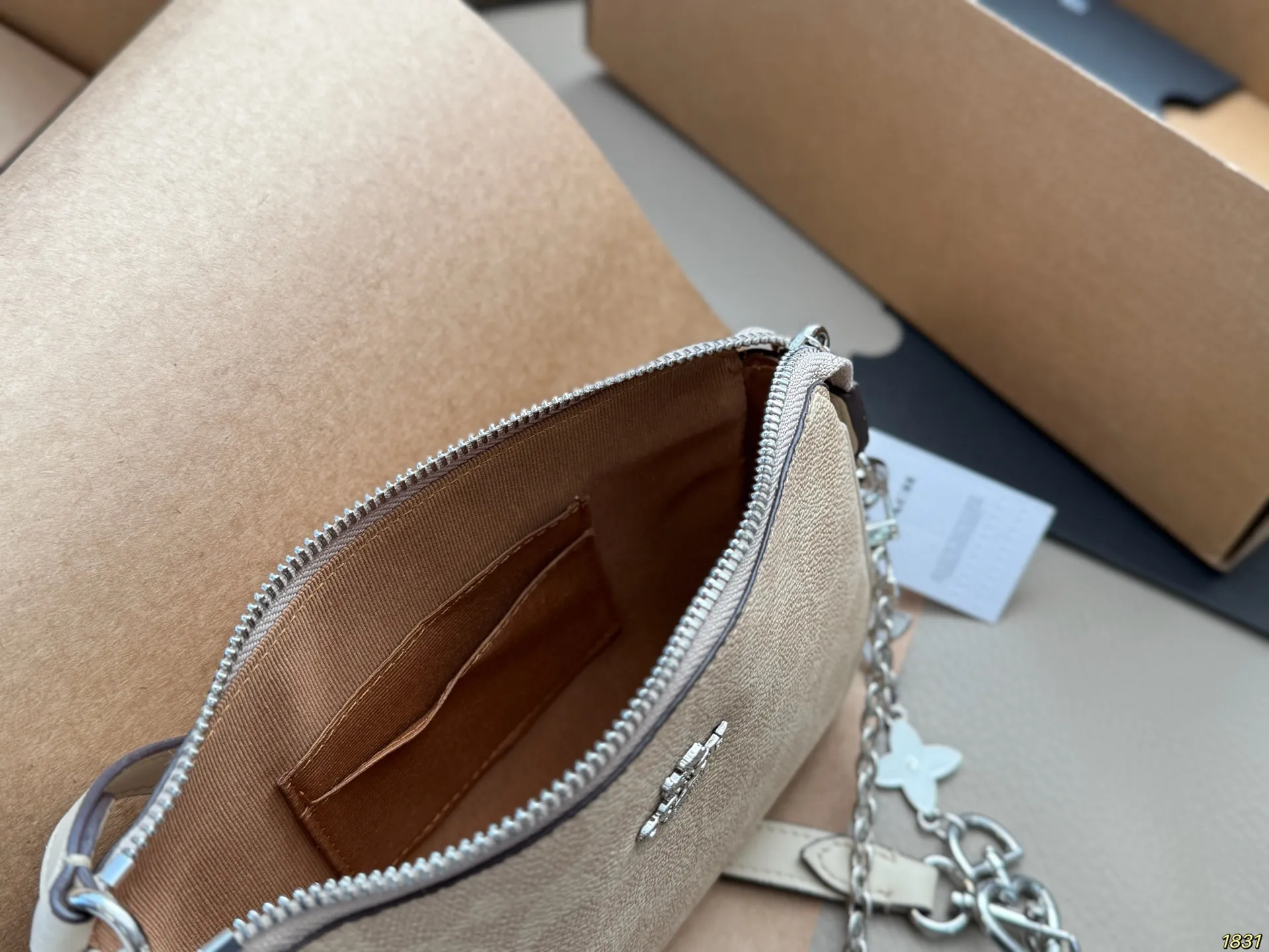 &yen;120飞机盒 蔻驰COACH腋下麻将包 颜色搭配很有复古的感觉 高级又不失优雅 超有氛围感 通勤 休闲 约会通通可搭 尺寸19 12