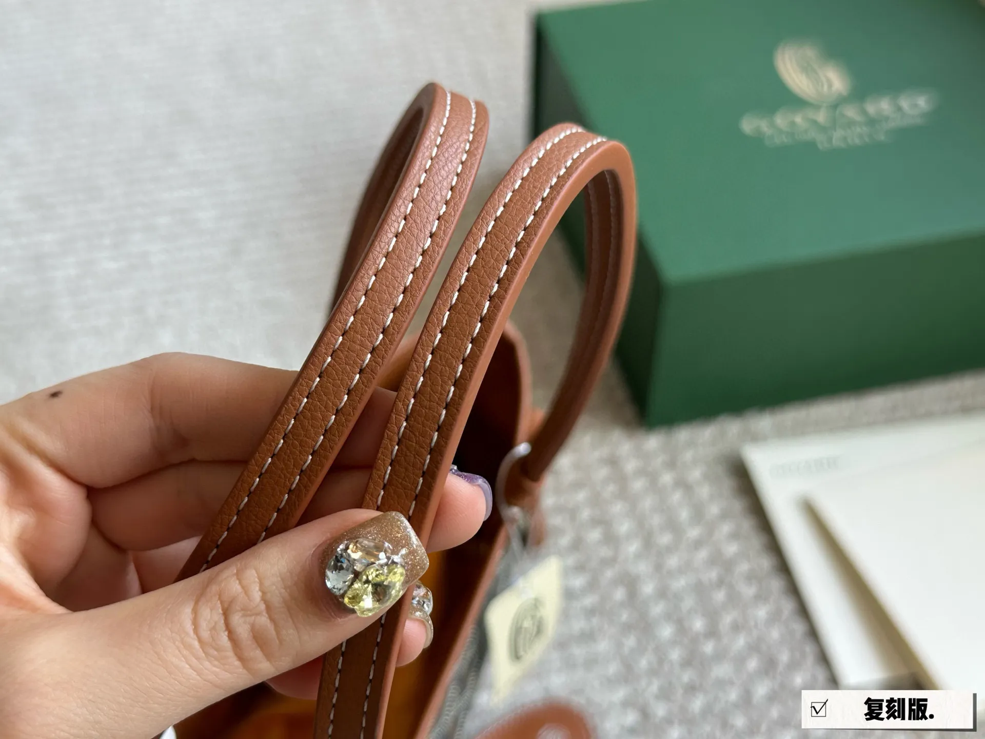 复刻版 💰155 配盒 size：20*19cm 戈雅购物袋🛍️ 属于这个季节的迷你购物袋 完美1:1定制 Goyard狗牙红色限定 实物真的很有质感， 新年本命包！