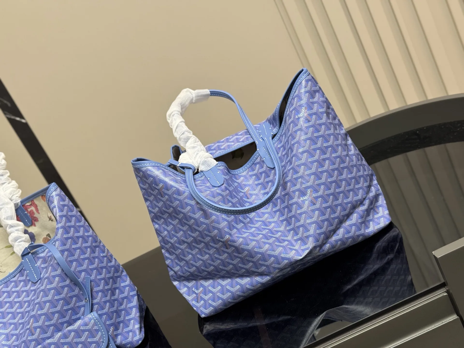 &yen;180 &yen;190（新款内里 升级版） size：34.28cm（中号） 42.29cm（大号） 戈雅Goyard购物袋🛍️ 从头到尾全部都是客订哦！ 另外收到的宝宝就会知道手腕带是立起来的[微笑][微笑] Goyard托特包日常使用率最高的包 又大又轻又软的狗牙！