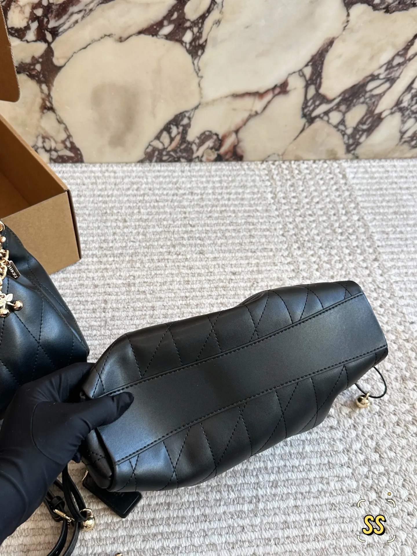 横版💰155、竖版💰160 圣诞礼物🎁云朵包软糯羊皮绗缝太戳心💘 姐妹们!Coach这次的新款Faye云朵包真的绝了!一上手就忍不住来分享✨ 迷你尺寸也太可爱了吧!比想象中能装多了~手机口红粉饼通通塞进去还有空间,日常出街完全够用。最惊艳的是全羊皮材质,摸起来像云朵一样软fufu的~手感绝绝子! 高级感满满的绗缝工艺让整个包立体感up⬆️,光线下一照还有细腻的光泽。链条可以调节长短,单肩斜挎都好看,冬天配大衣简直气质爆棚! 奶油白温柔到不行,同款还有黑色/焦糖色也超百搭。重点是不会像小羊皮那么娇气,耐磨度意外能打!横版23*18/竖版28*16