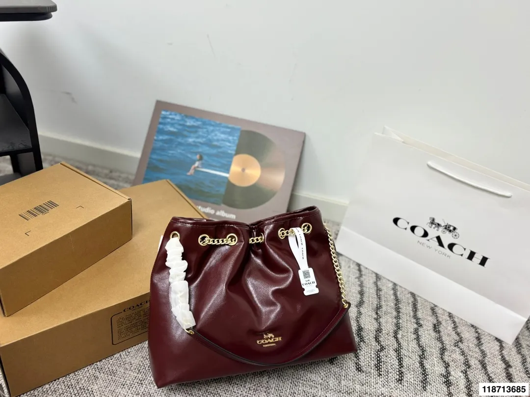 p185配礼盒 蔻驰Coach新款腋下包 流浪包麂皮质感太好啦 颜色搭配很有复古的感觉 高级又不失优雅 超有氛围感 通勤 休闲 约会通通可搭 尺寸34.26