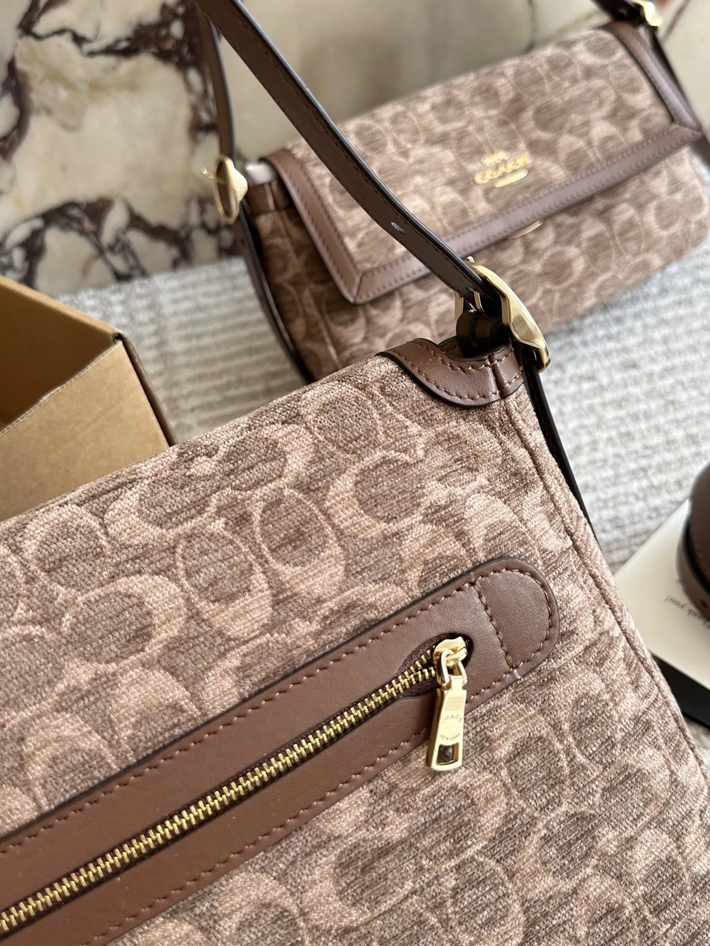 💰175 配盒 size:30 20cm C家 秋冬新品人气王 手提/腋下/斜挎/ 两根肩带 可调节长短 可切换不同风格哦!