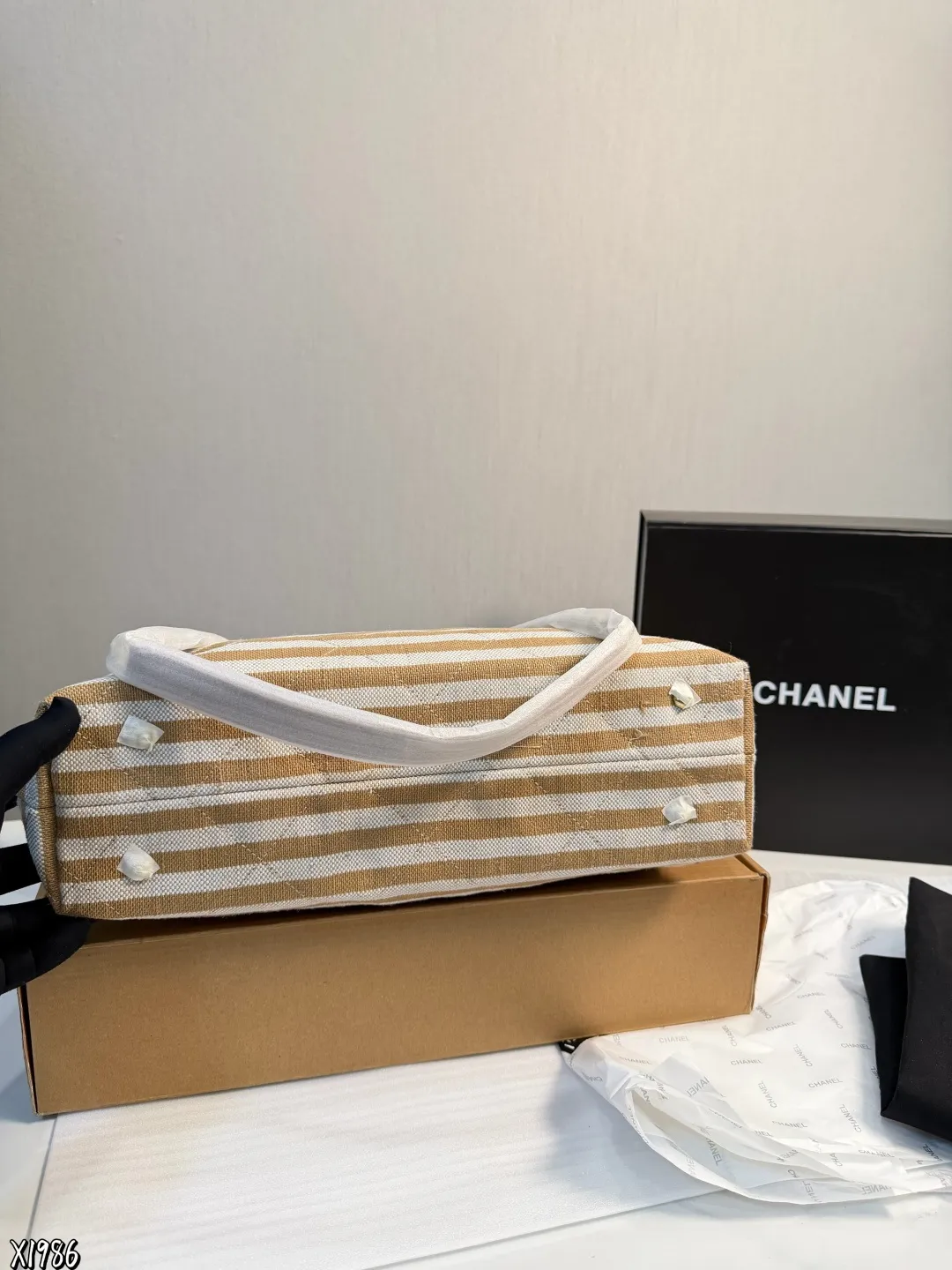 ❤️P190P180❤️ 香奈儿Chanel 沙滩腋下包 春夏新款 简约休闲的设计也深受大众喜爱 容量大轻便又时髦 非常适合日常使用 出差旅游 带娃出门 都可以轻松搭配凹造型 材质也是非常耐用的那种 可以用到天荒地老⚠️尺寸42*30 ⚠️尺寸38*27