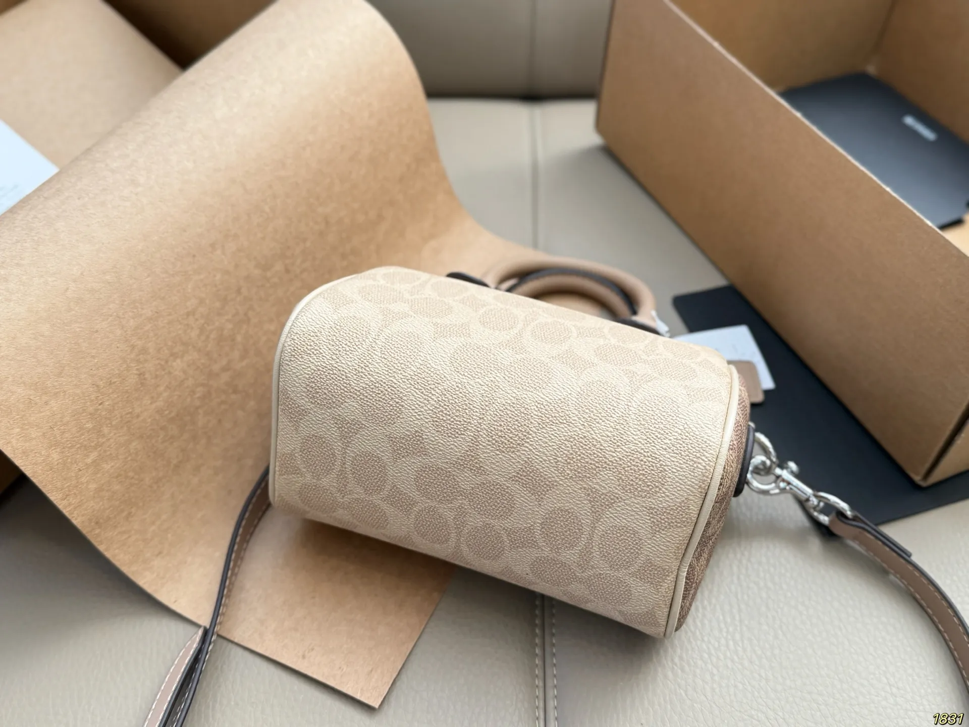 ¥150飞机盒 coach蔻驰枕头包 经典设计 时尚百搭 容量是真的可 可手提 可斜挎 上身绝美 尺寸 17 12