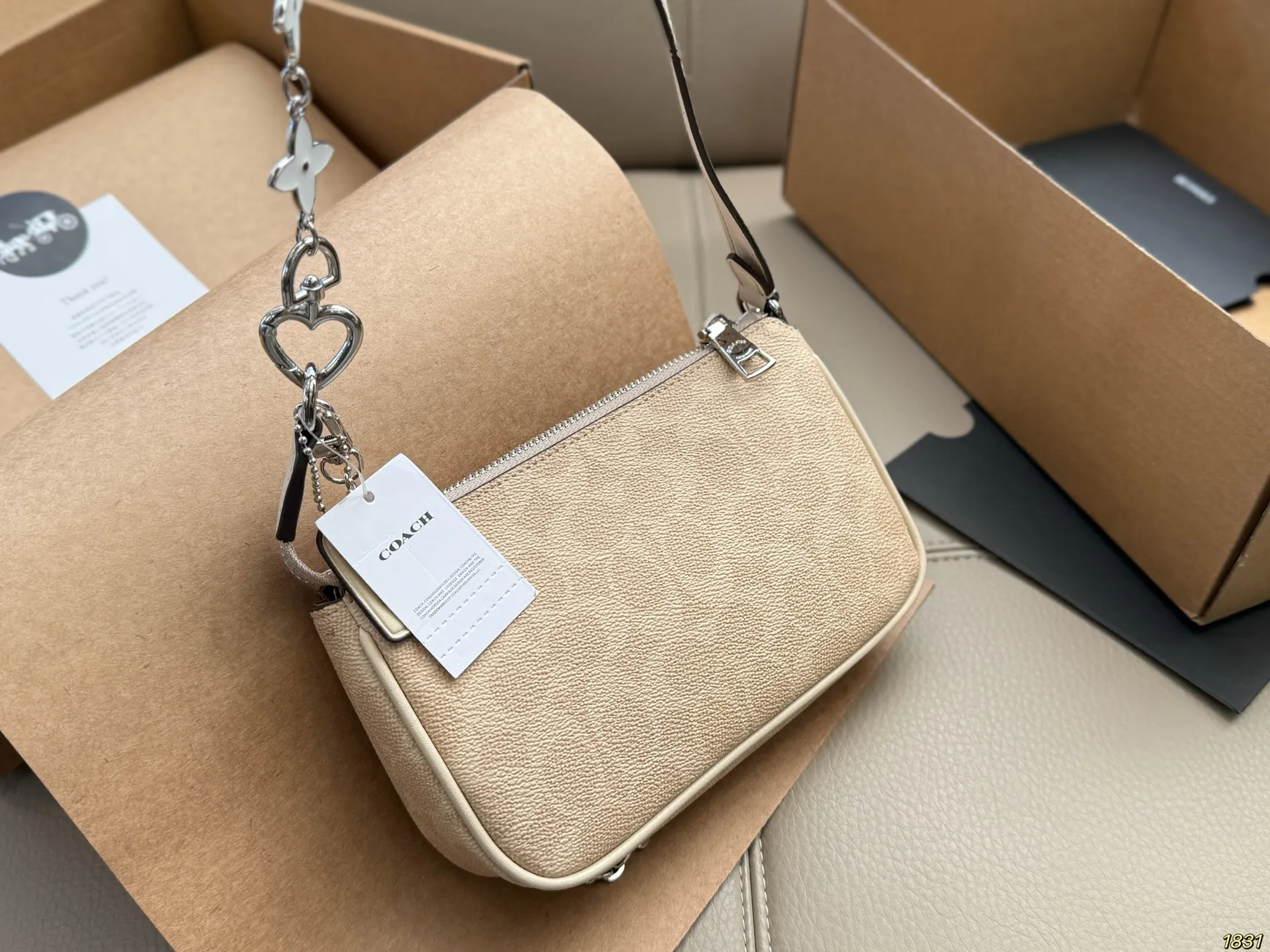 ¥120飞机盒 蔻驰COACH腋下麻将包 颜色搭配很有复古的感觉 高级又不失优雅 超有氛围感 通勤 休闲 约会通通可搭 尺寸19 12