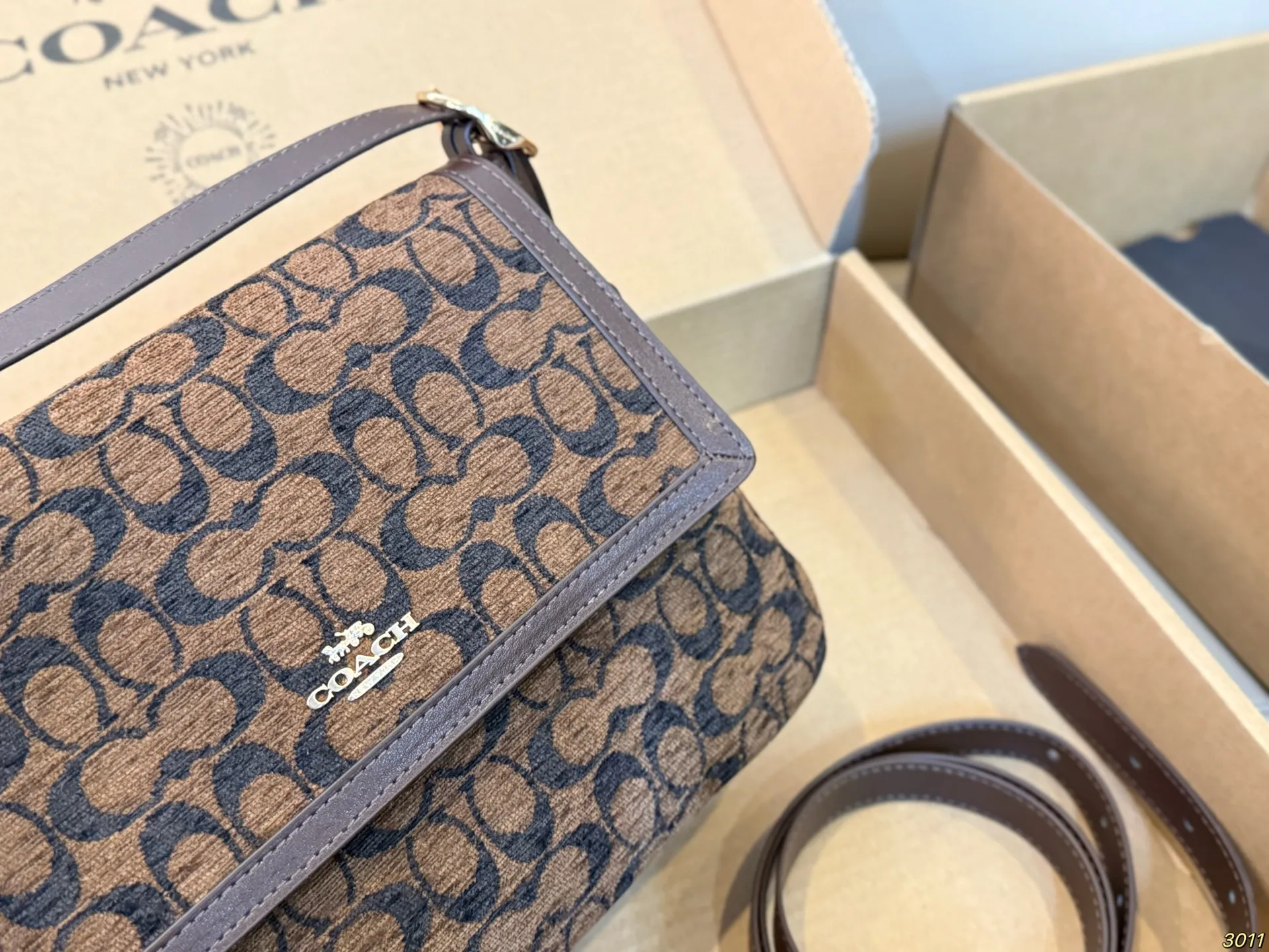 ¥165/¥155飞机盒 Coach 蔻驰 Etta雪尼尔翻盖包 采用柔软雪尼尔材质,触感细腻,秋冬氛围感满满十。经典老花图案,棕色底+黑色C印花,复古又时髦。暗扣翻盖+织物村里,肩带可调节,单肩或斜挎都OK!轻盈自重,通勤日常都超适合,复古风+实用性,秋冬穿搭必备,尺寸28 20/25 13